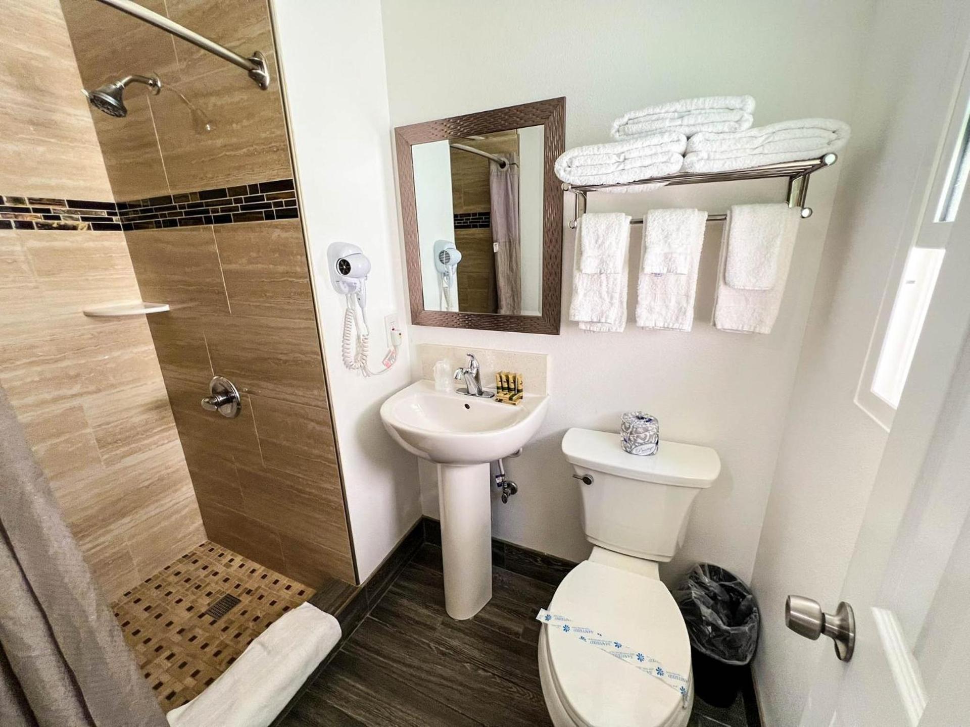Town and Country Inn photo 64