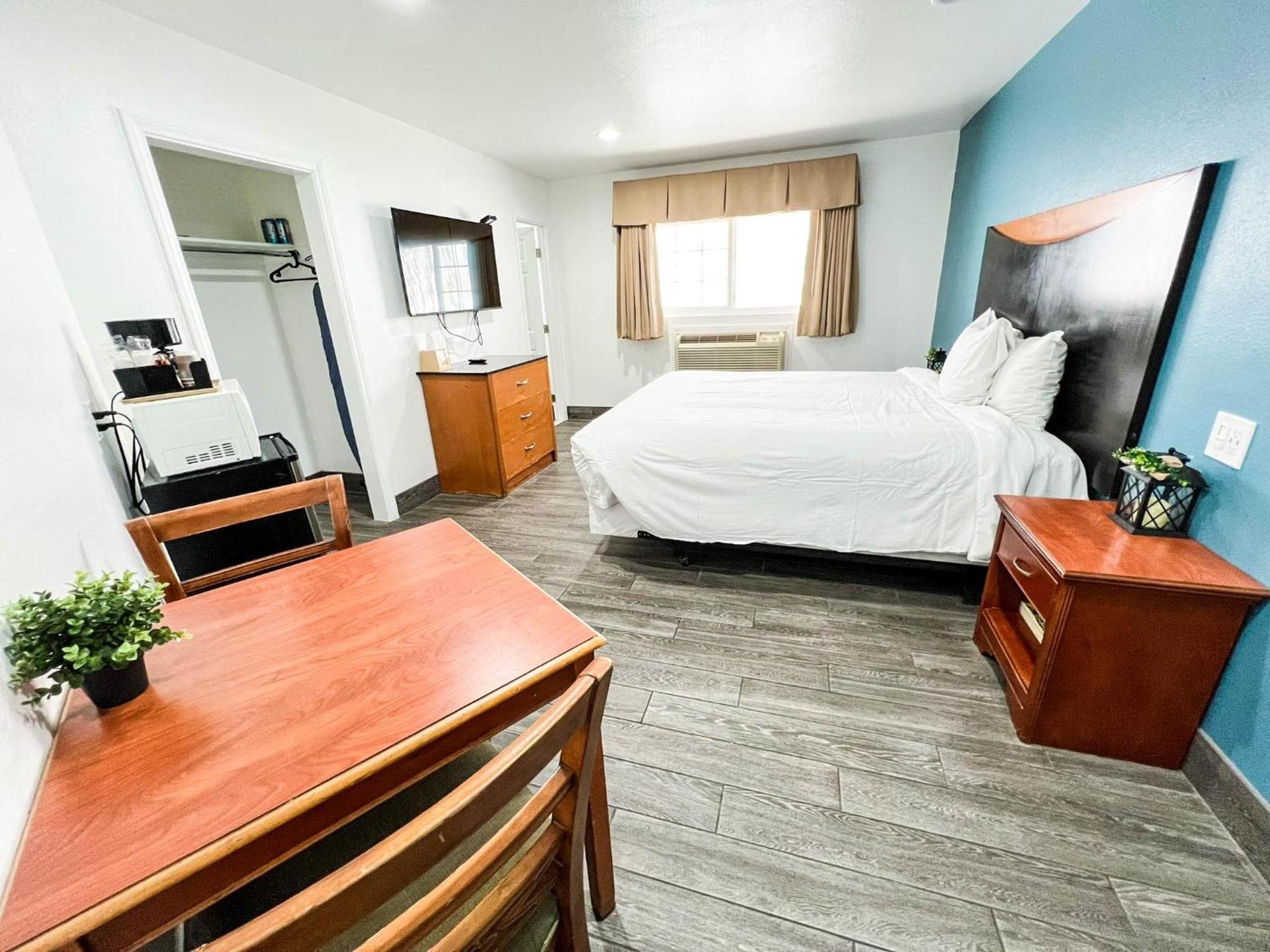 Town and Country Inn photo 66