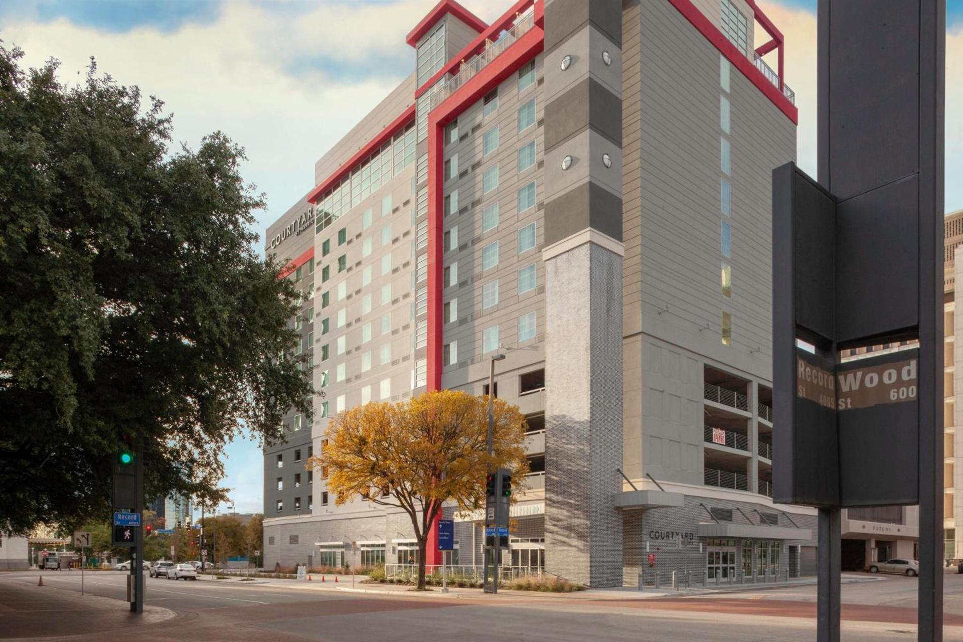 Courtyard by Marriott Dallas Downtown/Reunion District photo 6