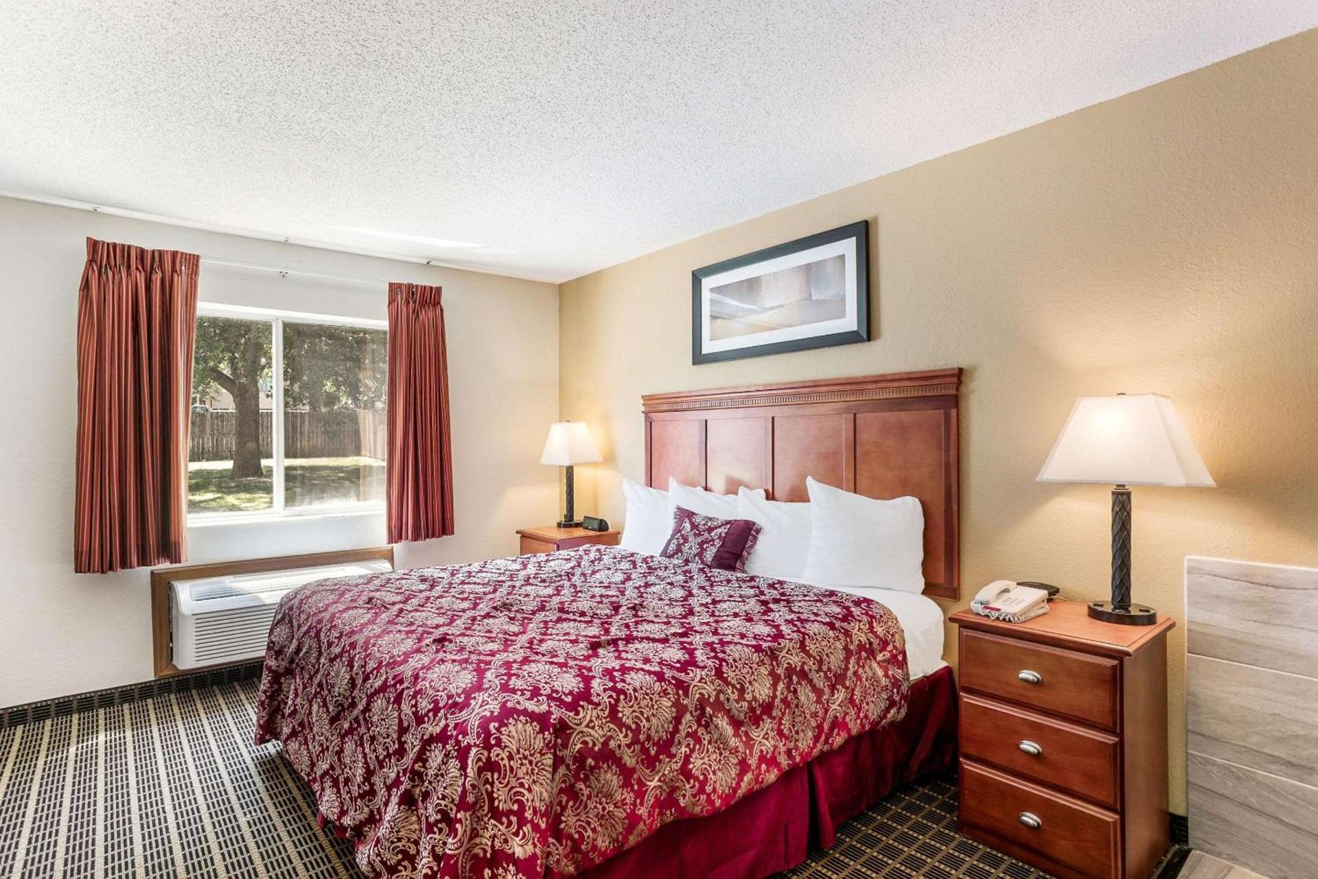 Rodeway Inn Cedar Rapids Westdale photo 13