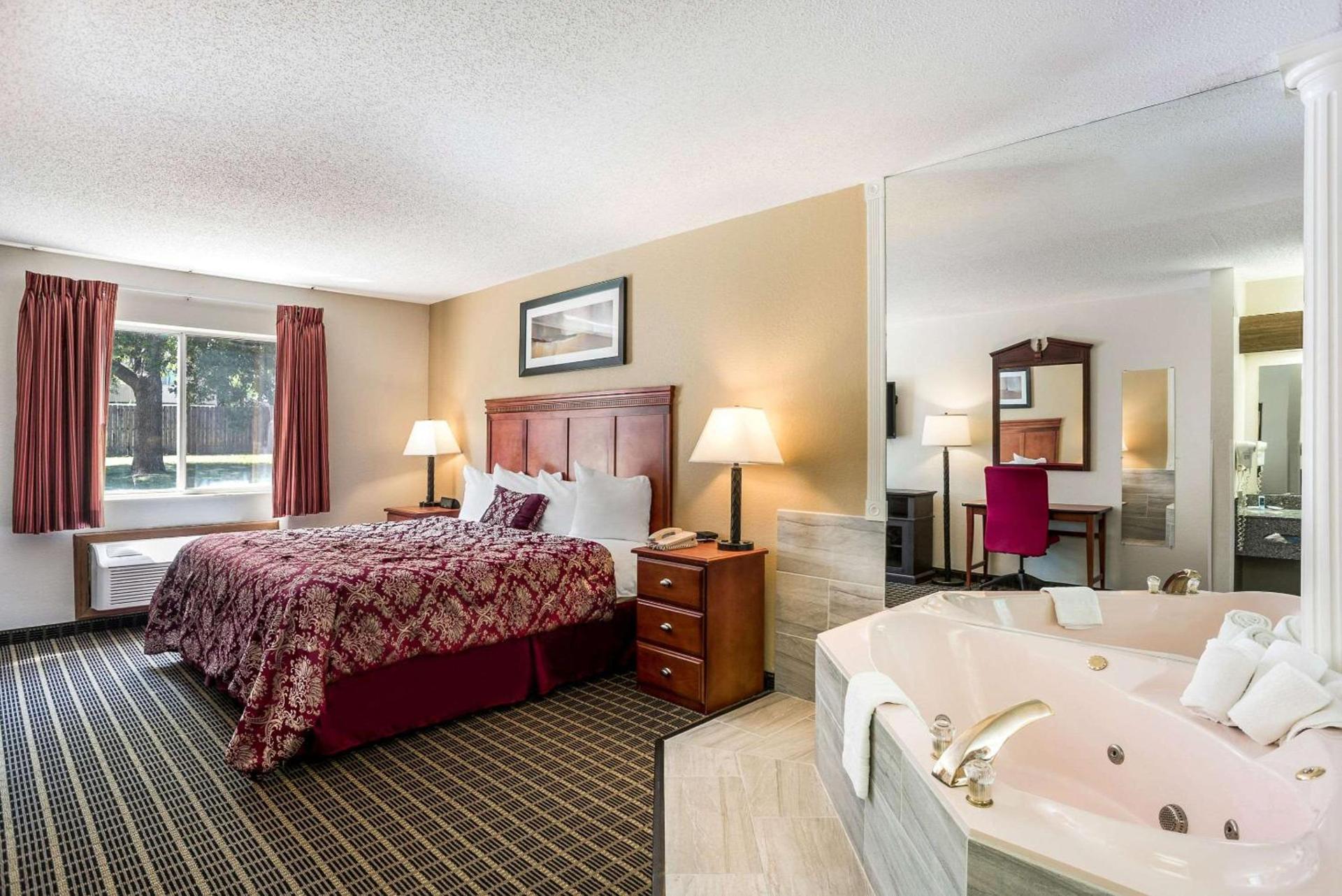 Rodeway Inn Cedar Rapids Westdale photo 15