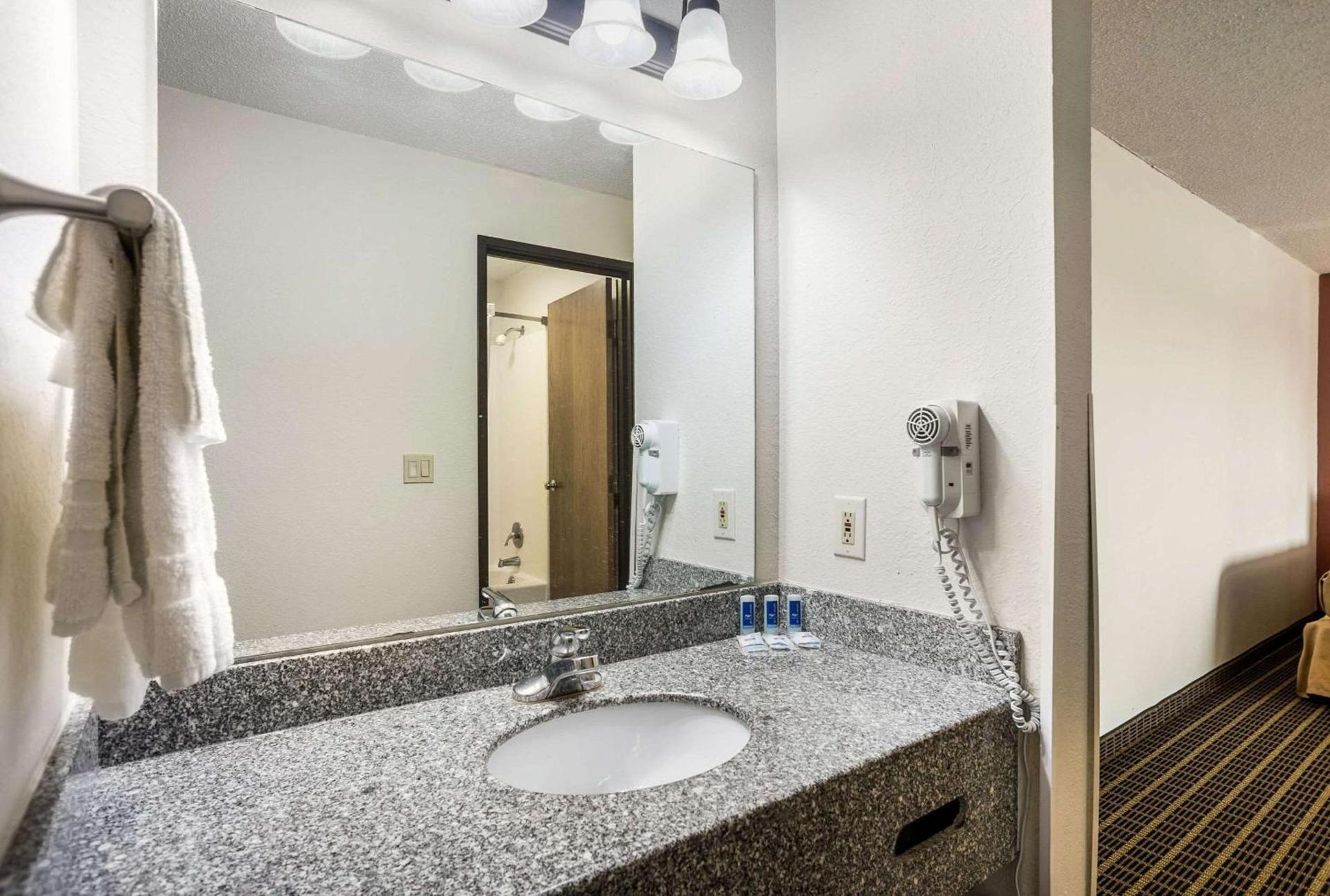 Rodeway Inn Cedar Rapids Westdale photo 22