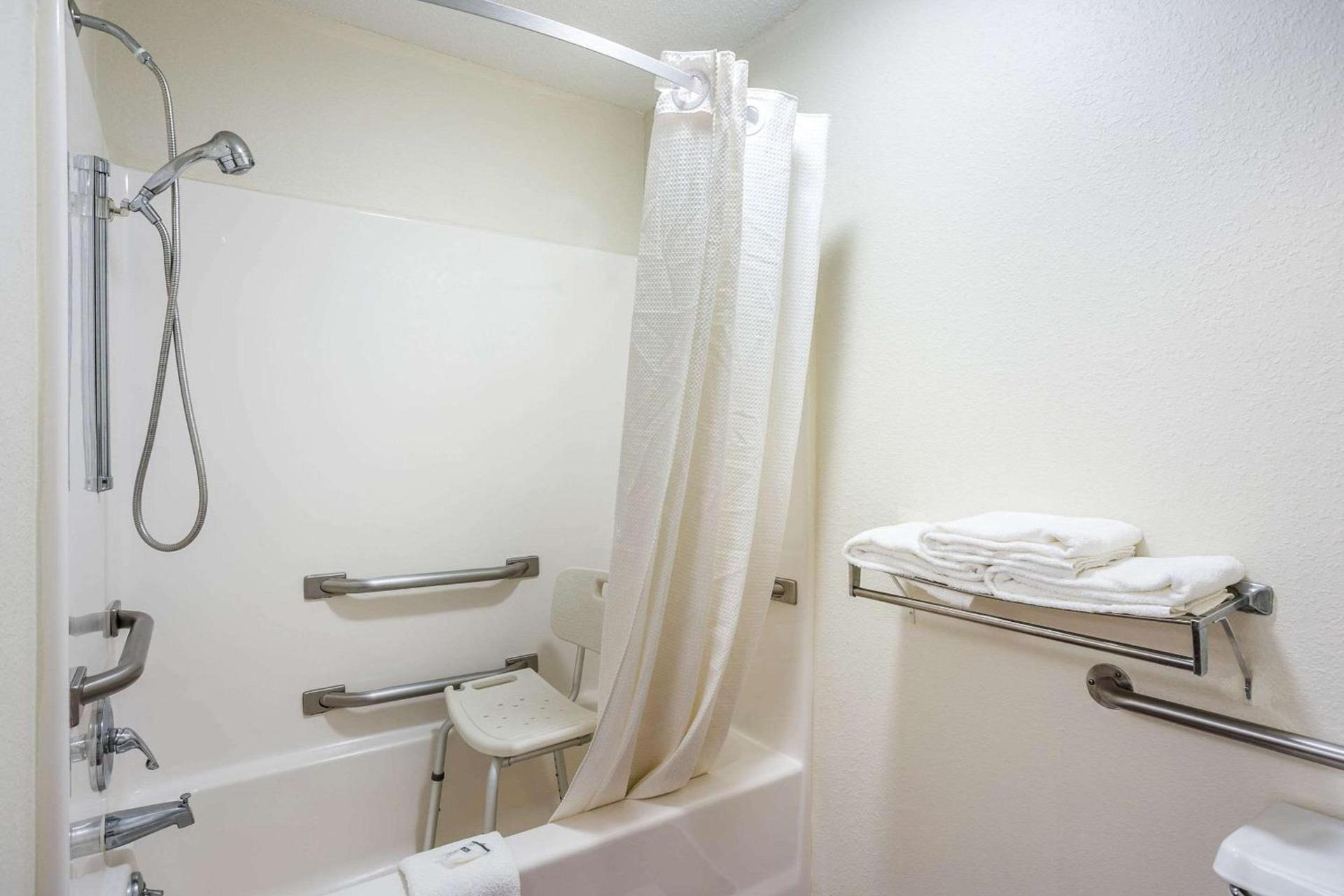 Rodeway Inn Cedar Rapids Westdale photo 23
