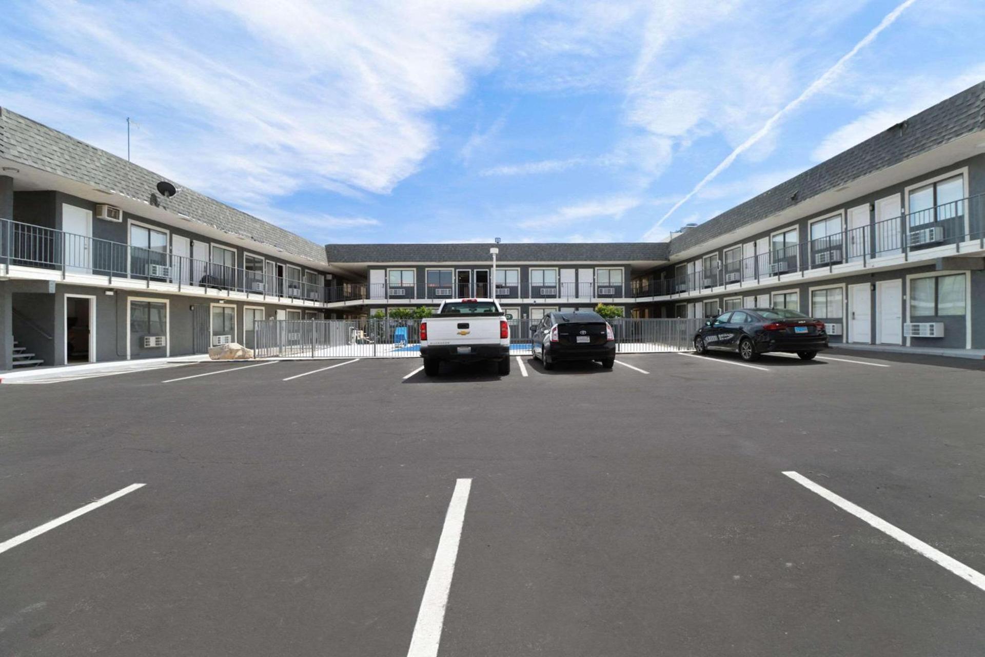 Clarion Pointe Ridgecrest near China Lake Naval Station photo 5