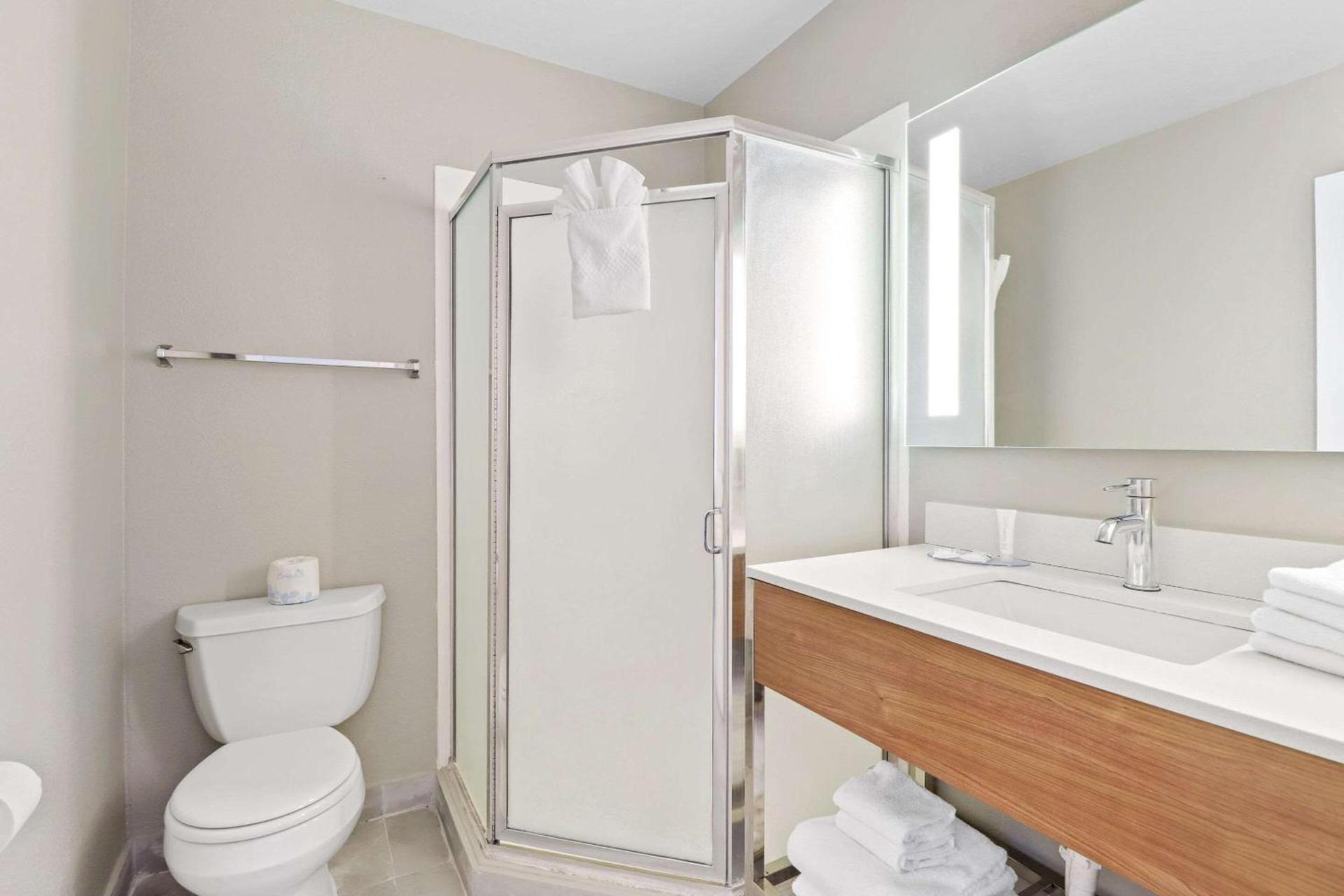 Clarion Pointe Ridgecrest near China Lake Naval Station photo 15