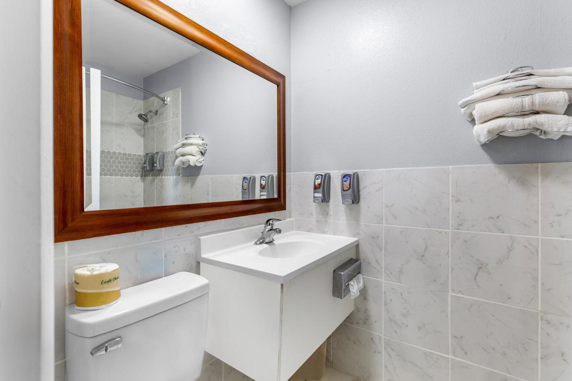 Americas Best Value Inn Belleville photo 9