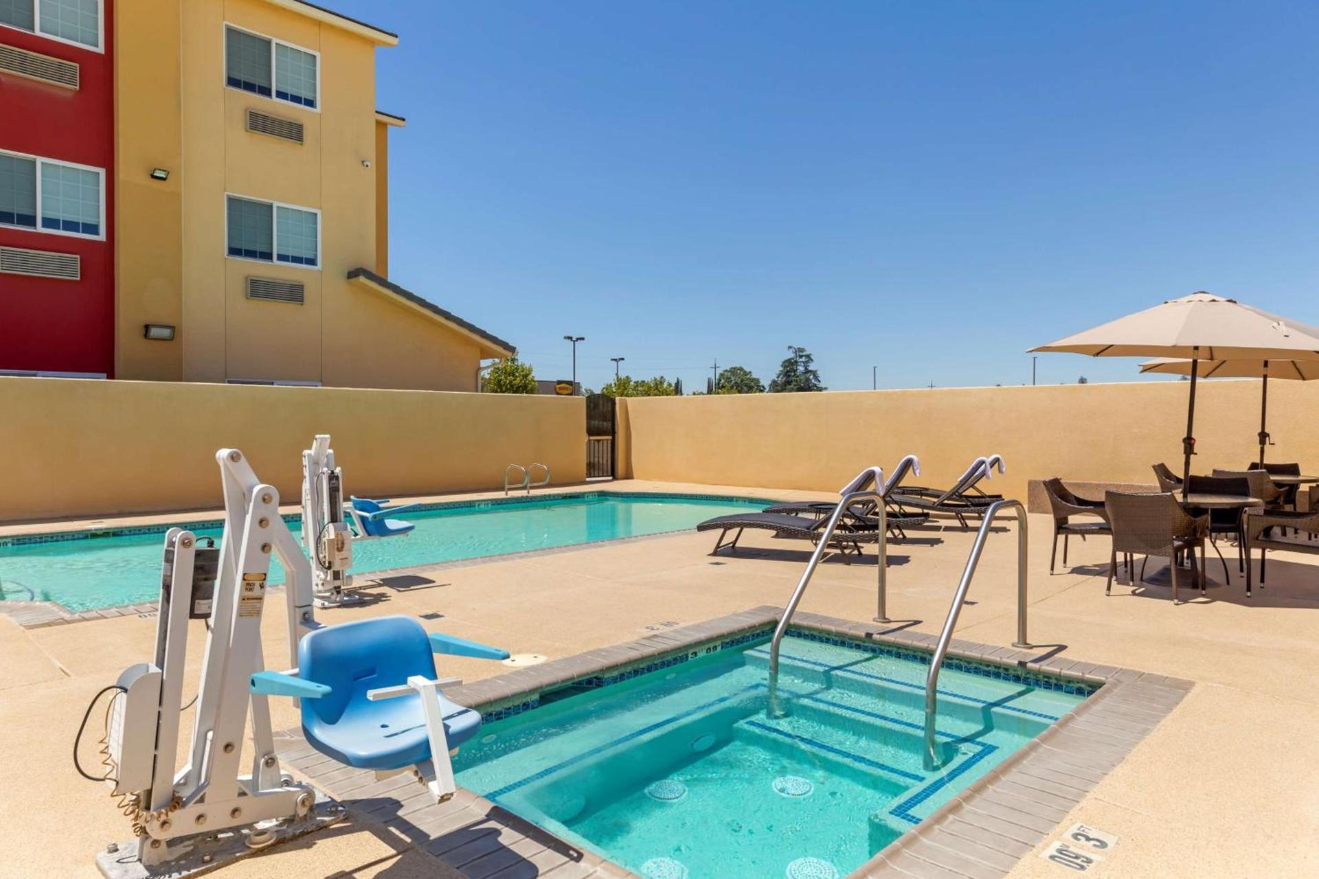 Best Western Plus Wasco Inn & Suites photo 41