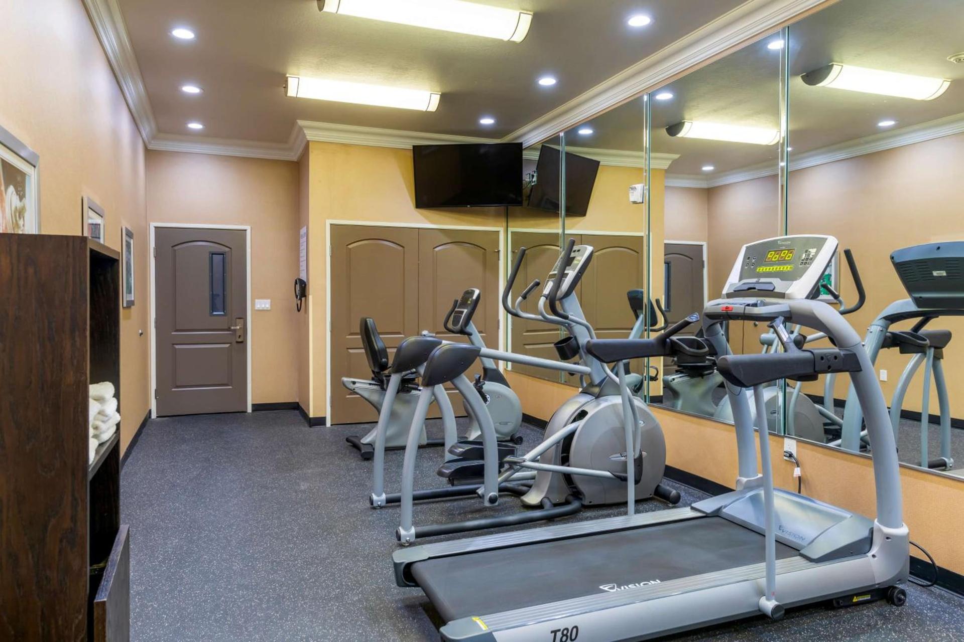 Best Western Plus Wasco Inn & Suites photo 21