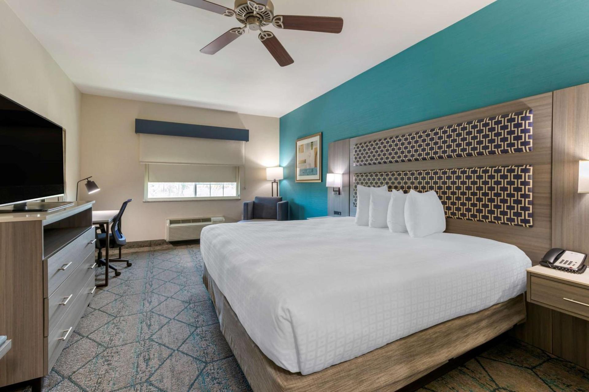 Best Western Plus Wasco Inn & Suites photo 27