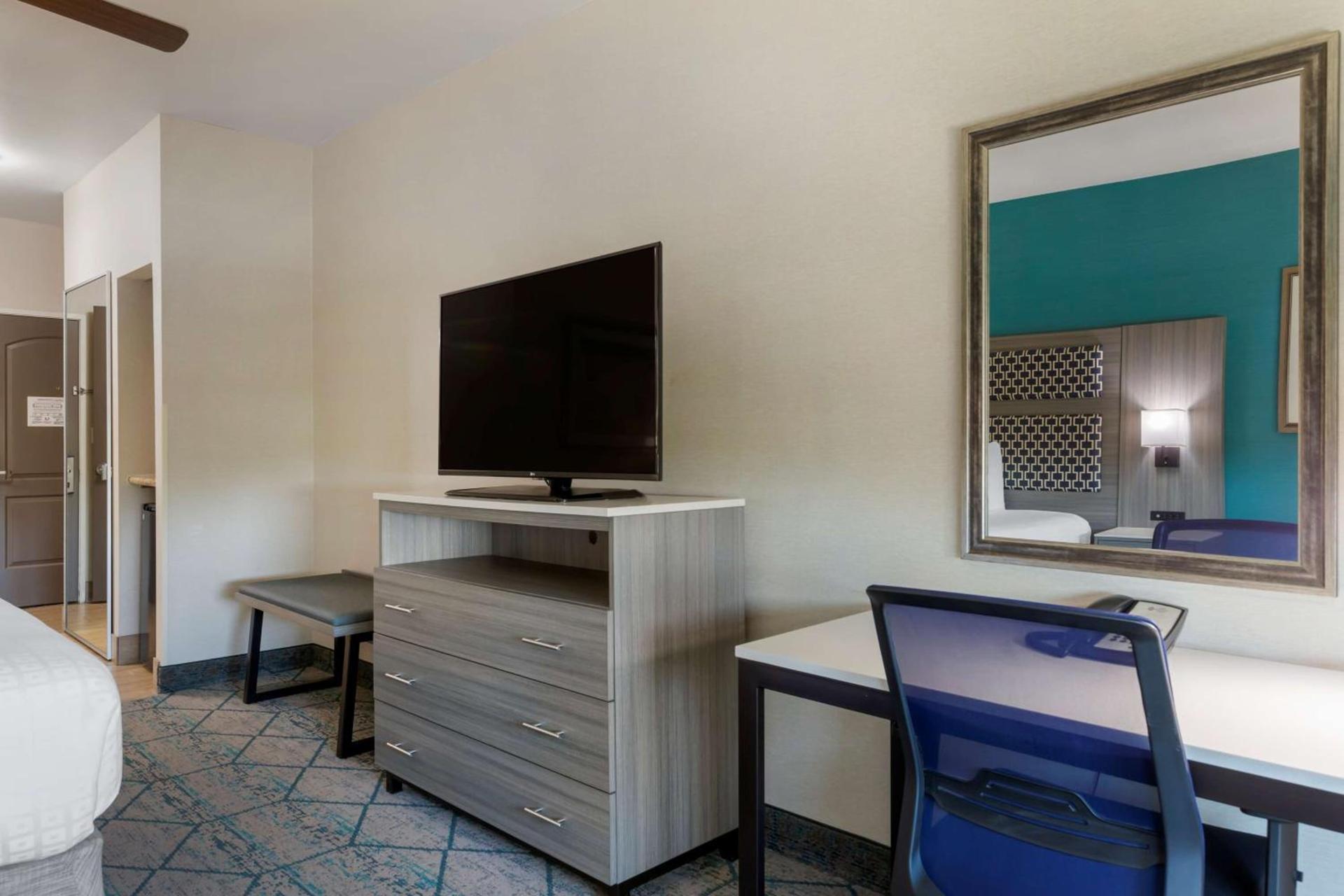 Best Western Plus Wasco Inn & Suites photo 30