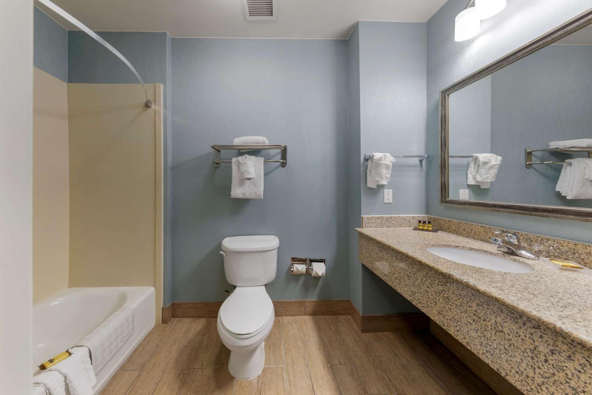 Best Western Plus Wasco Inn & Suites photo 35