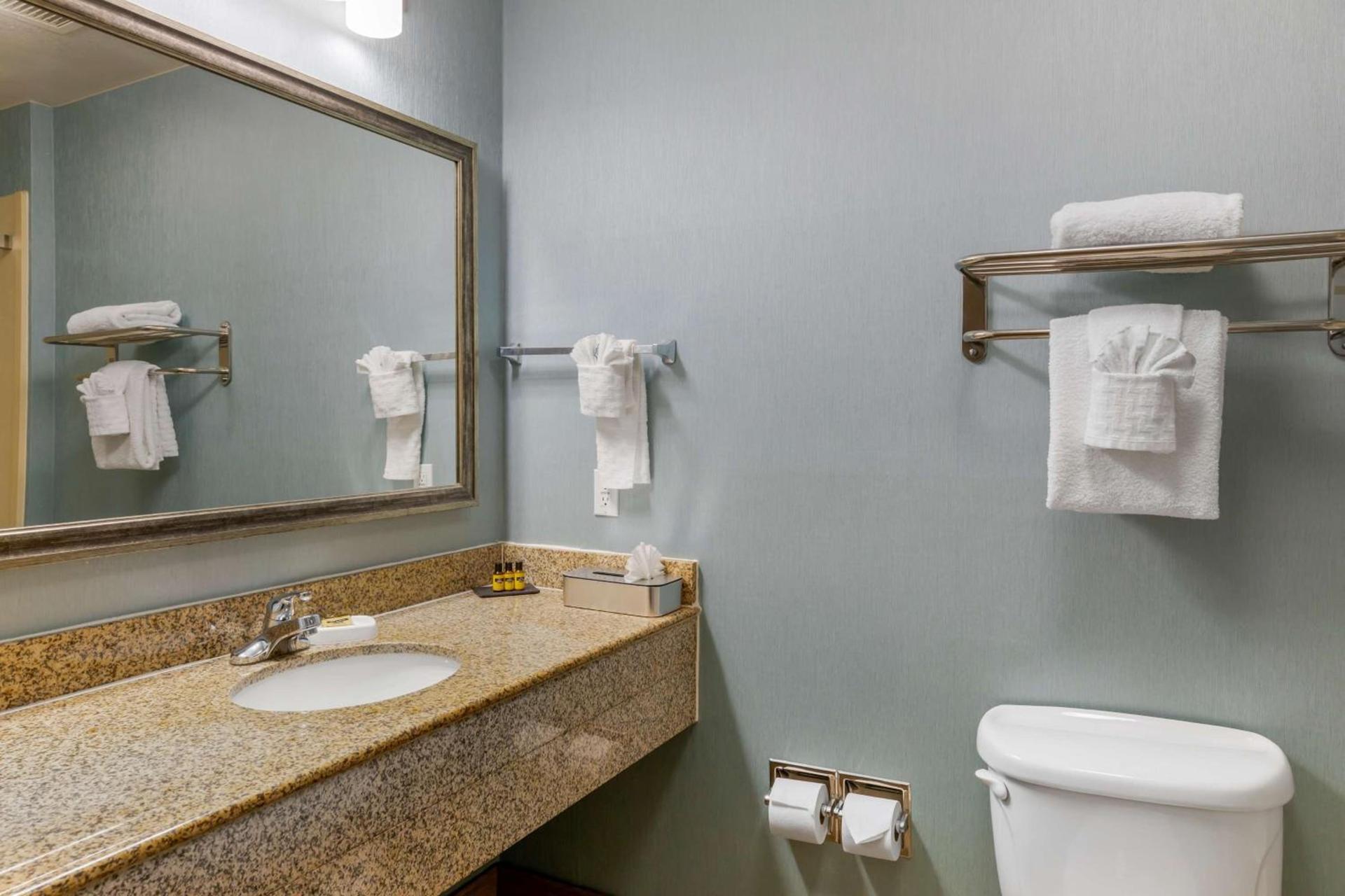 Best Western Plus Wasco Inn & Suites photo 37