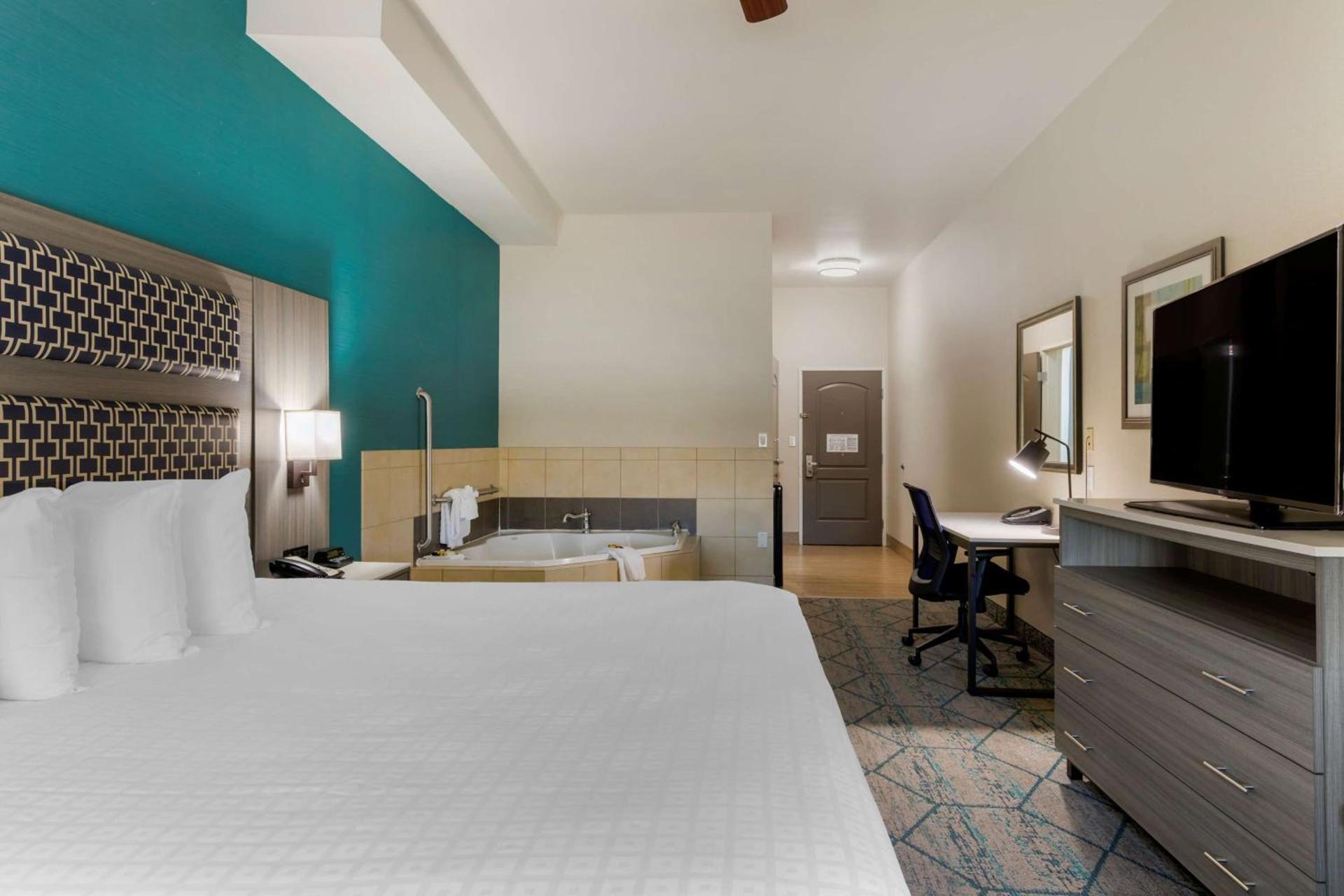 Best Western Plus Wasco Inn & Suites photo 40