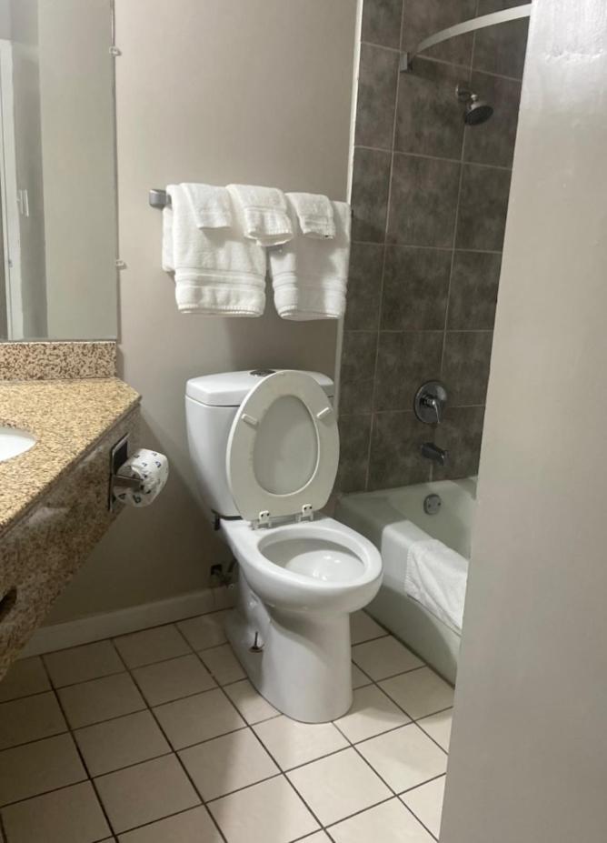 APM Inn & Suites photo 25