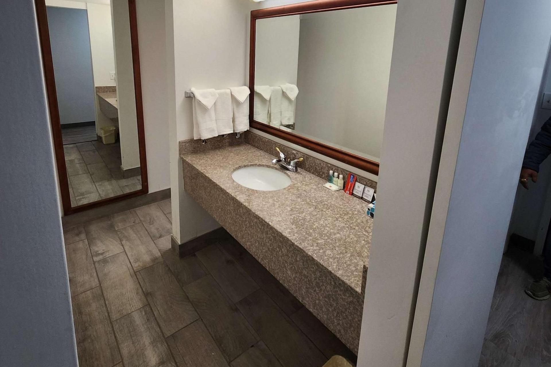 Clarion Inn Idaho Falls Riverfront photo 29