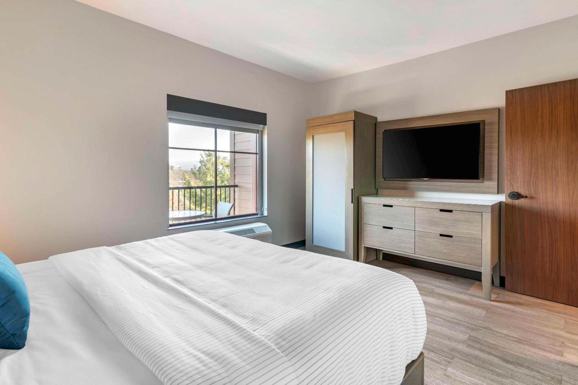 Cambria Hotel Lake Placid - Lakeside Resort photo 49