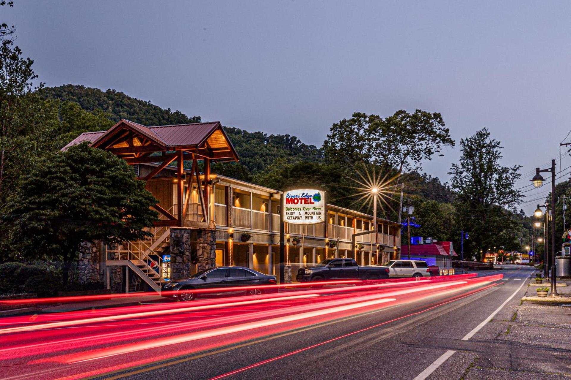 Rivers Edge Motel — hotel in Cherokee