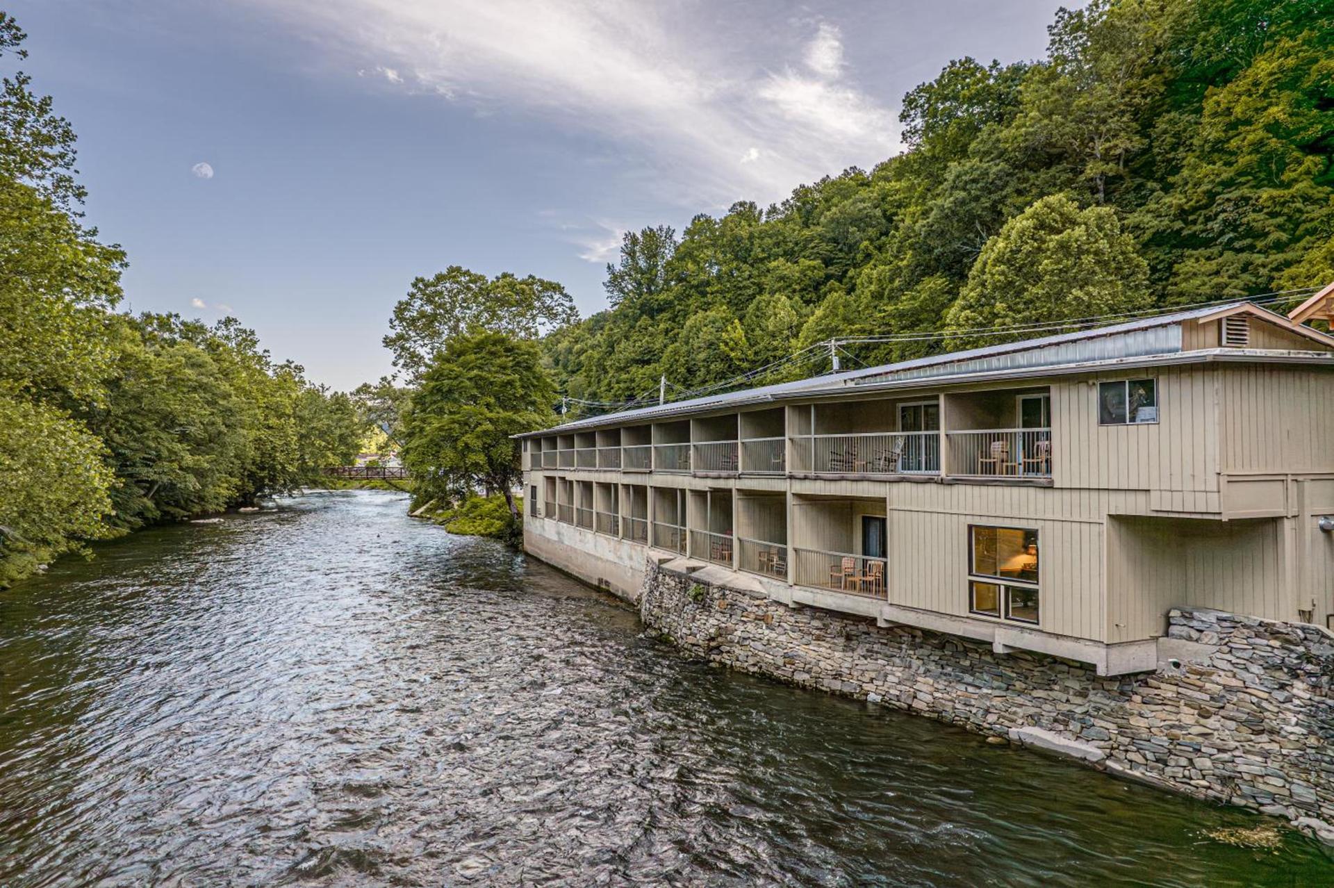 Rivers Edge Motel photo 46