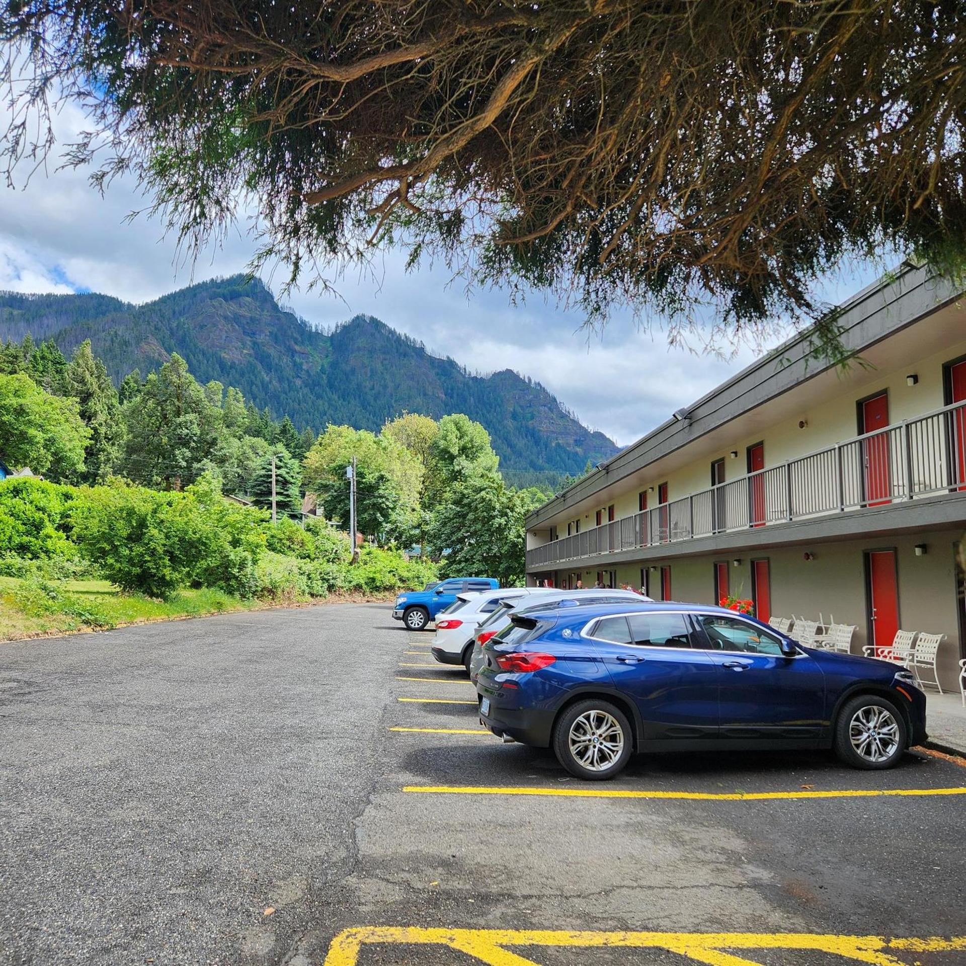 Columbia Gorge Inn photo 27