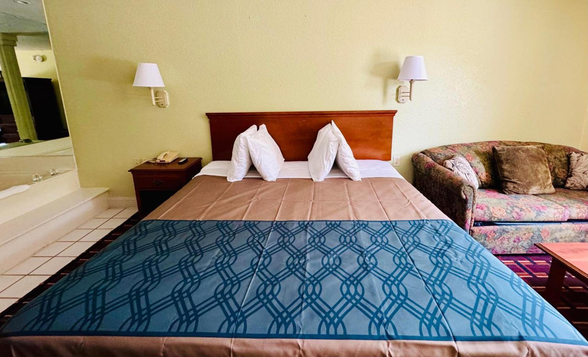 Ozark Inn and Suites photo 19