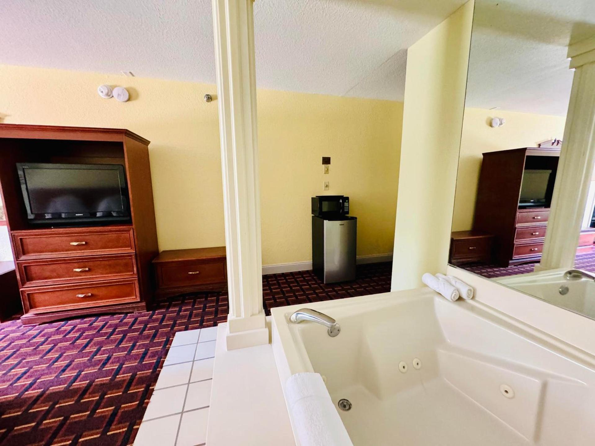 Ozark Inn and Suites photo 22