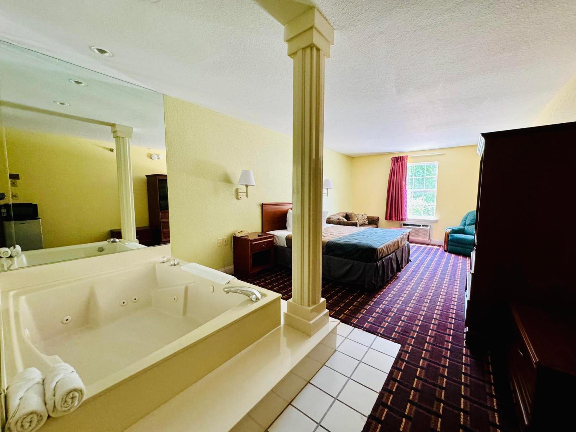 Ozark Inn and Suites photo 23