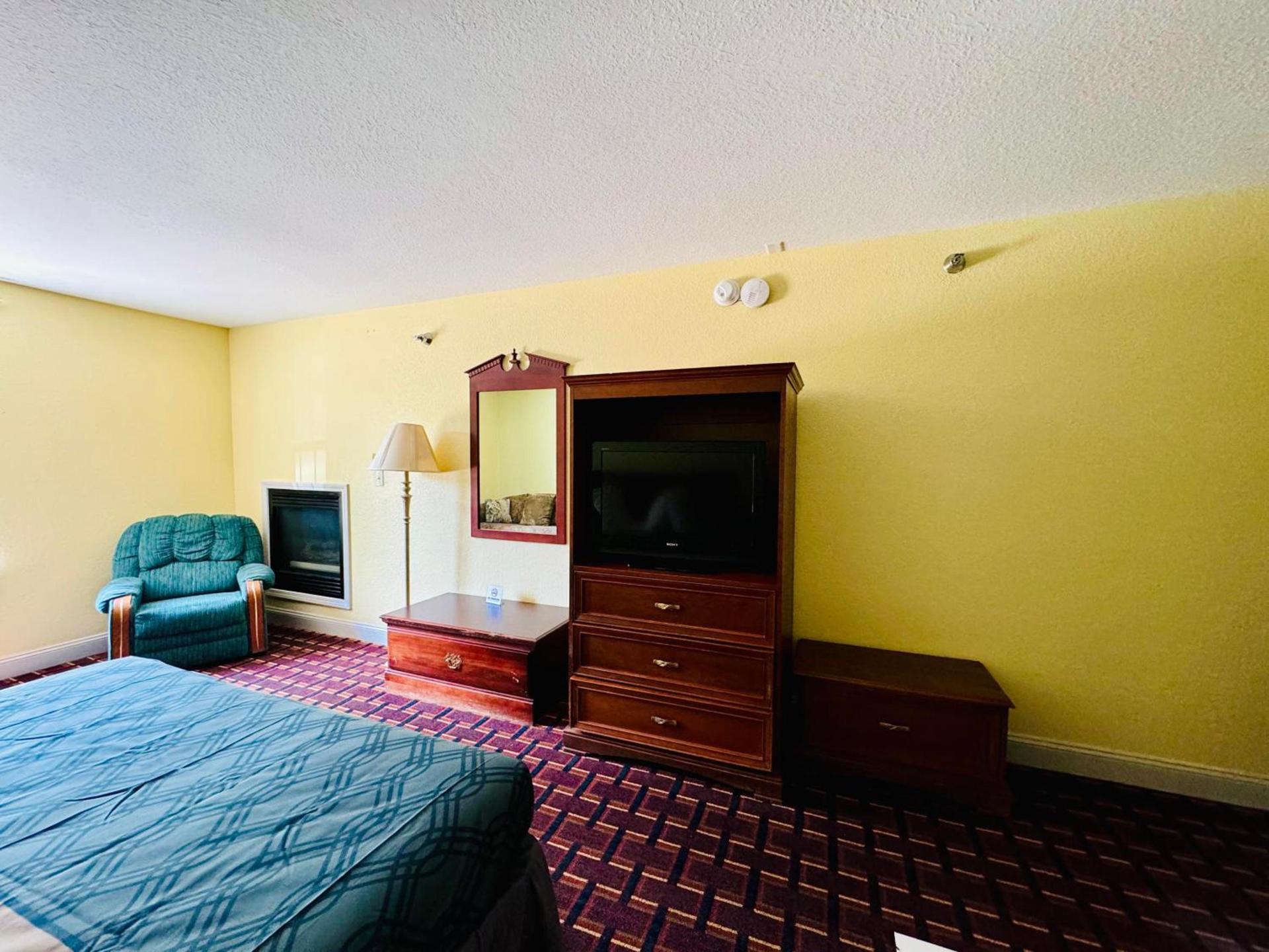 Ozark Inn and Suites photo 24