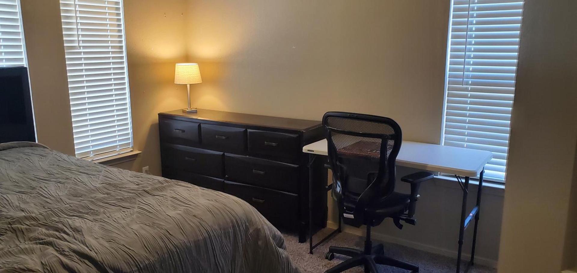 Spacious Master bedroom photo 4