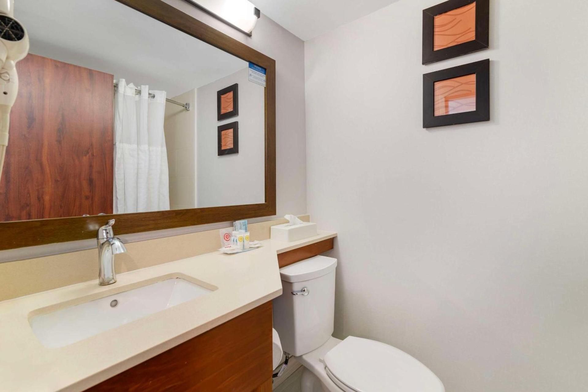 Comfort Inn Manchester Airport photo 15