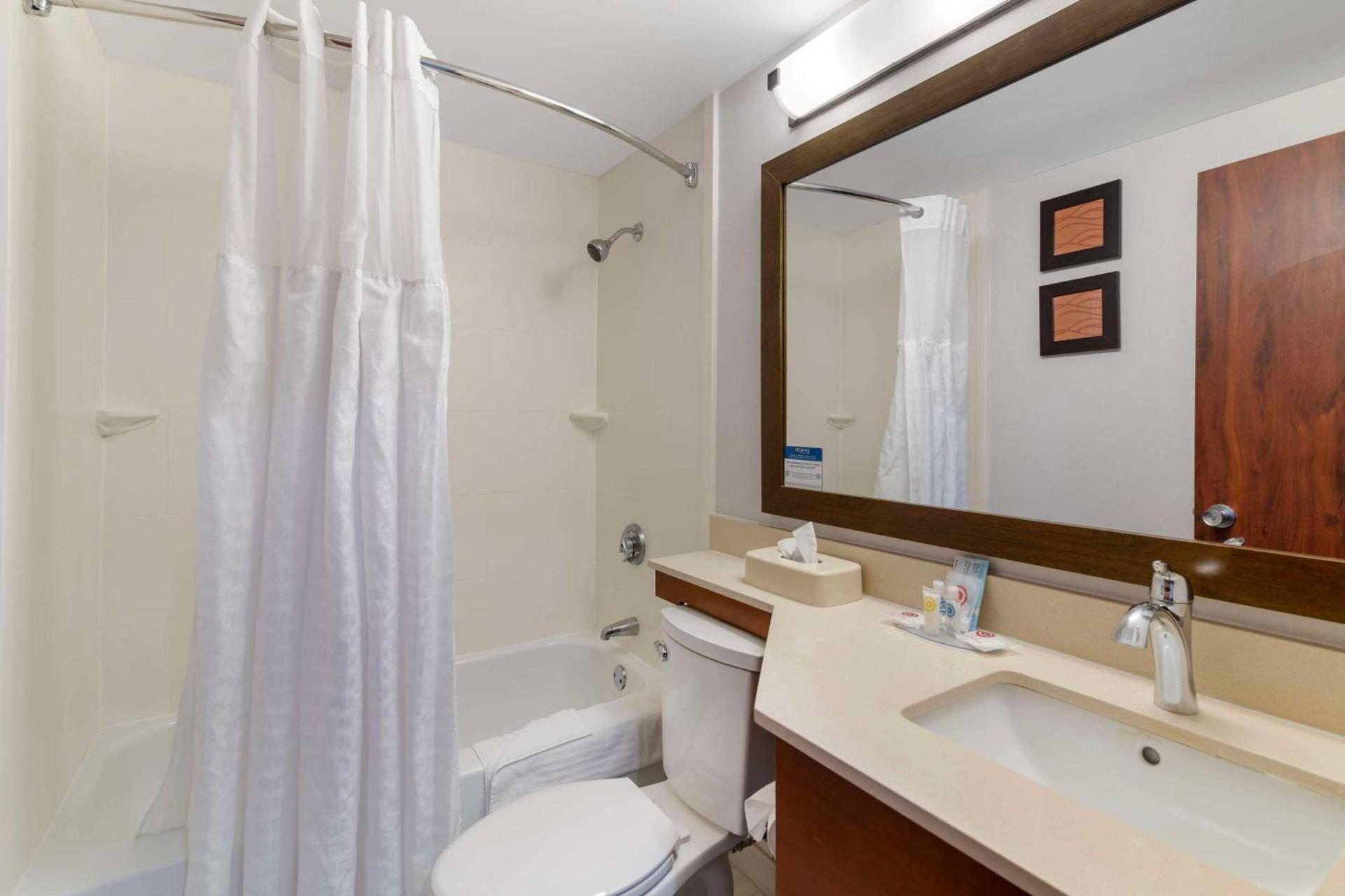 Comfort Inn Manchester Airport photo 18