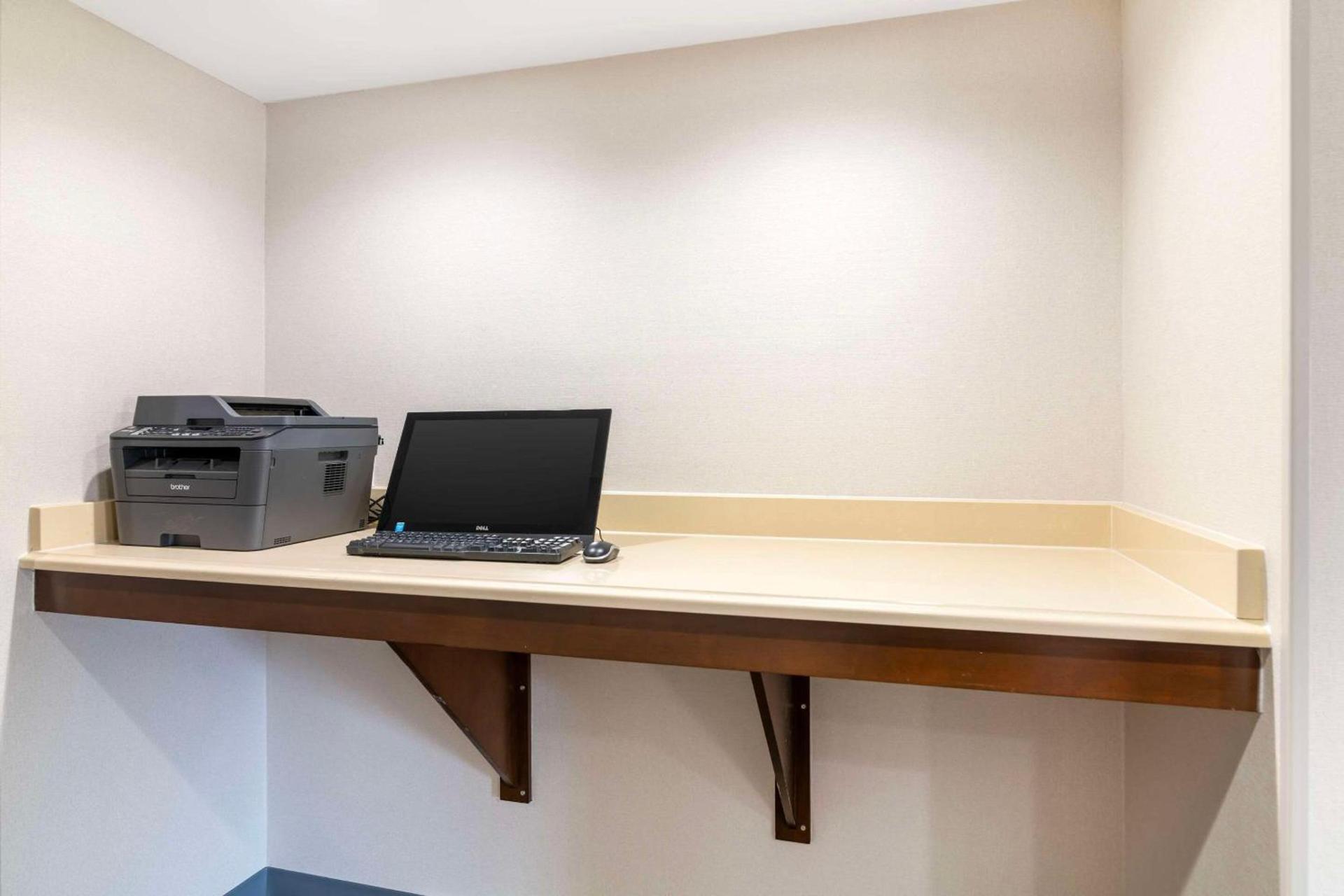Comfort Inn Manchester Airport photo 21