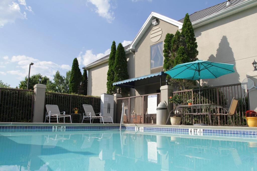 Quality Inn & Suites photo 2