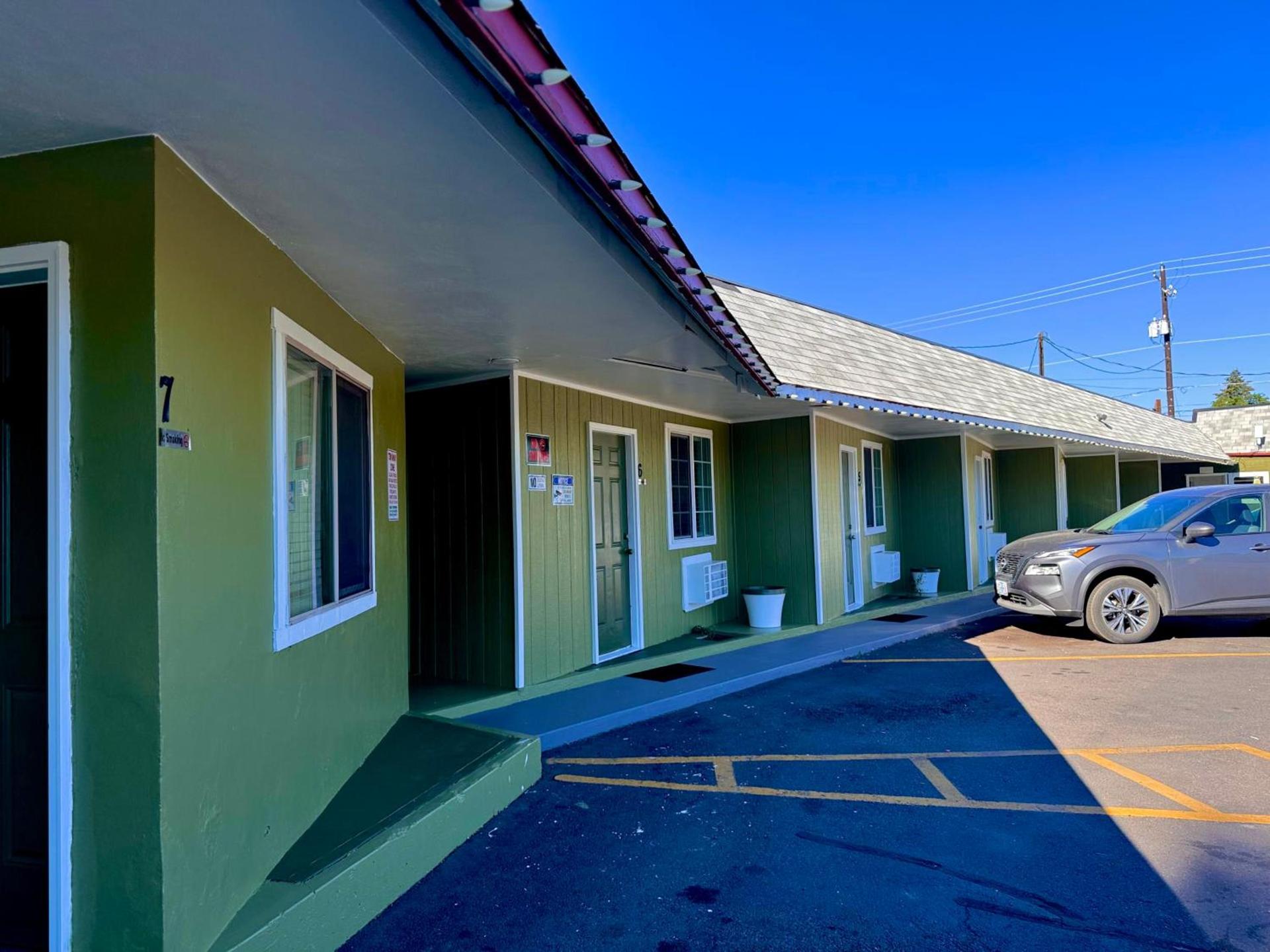 Chalet Motel - Affordable Stay in Central Bend photo 9