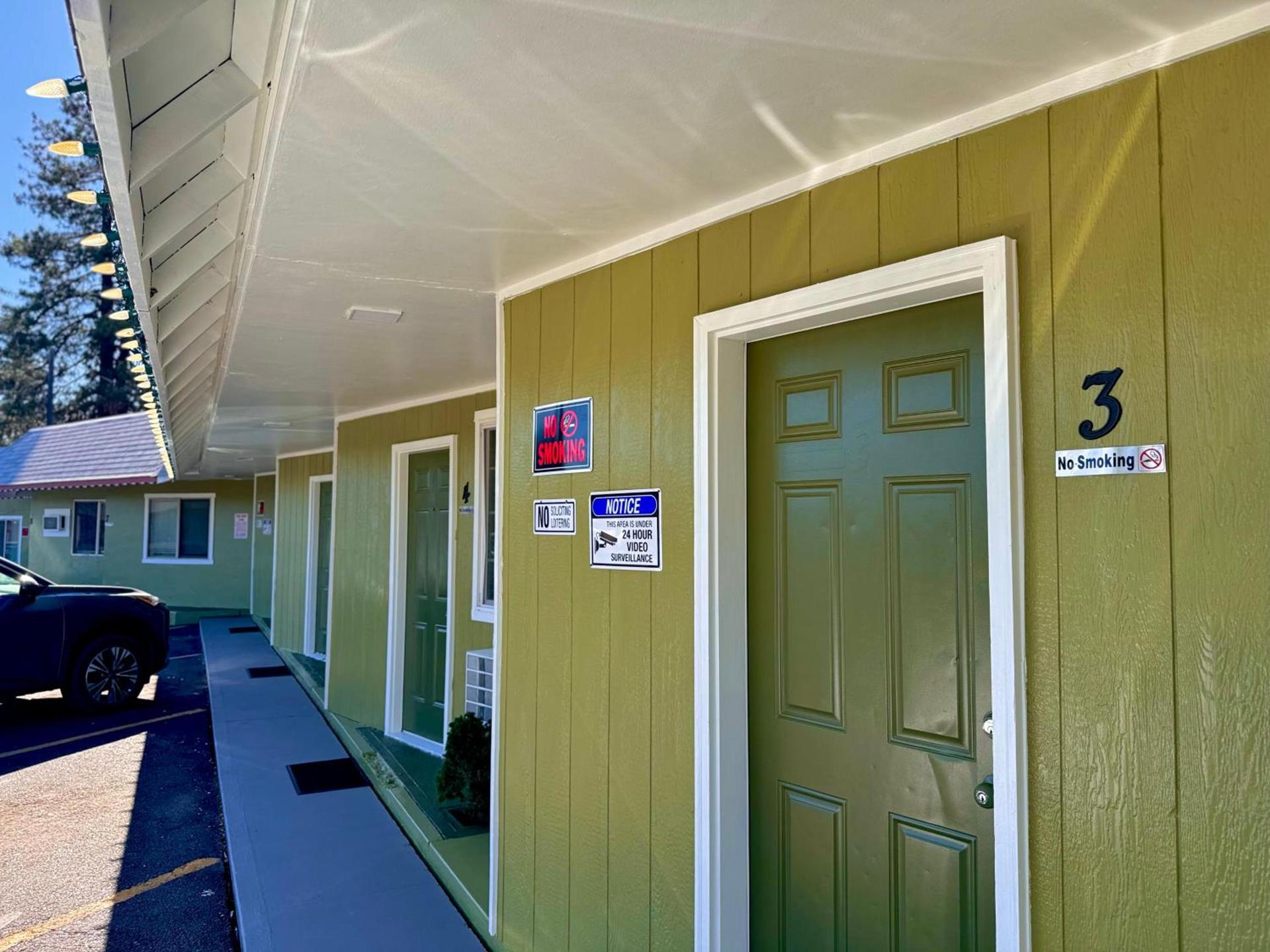 Chalet Motel - Affordable Stay in Central Bend photo 6