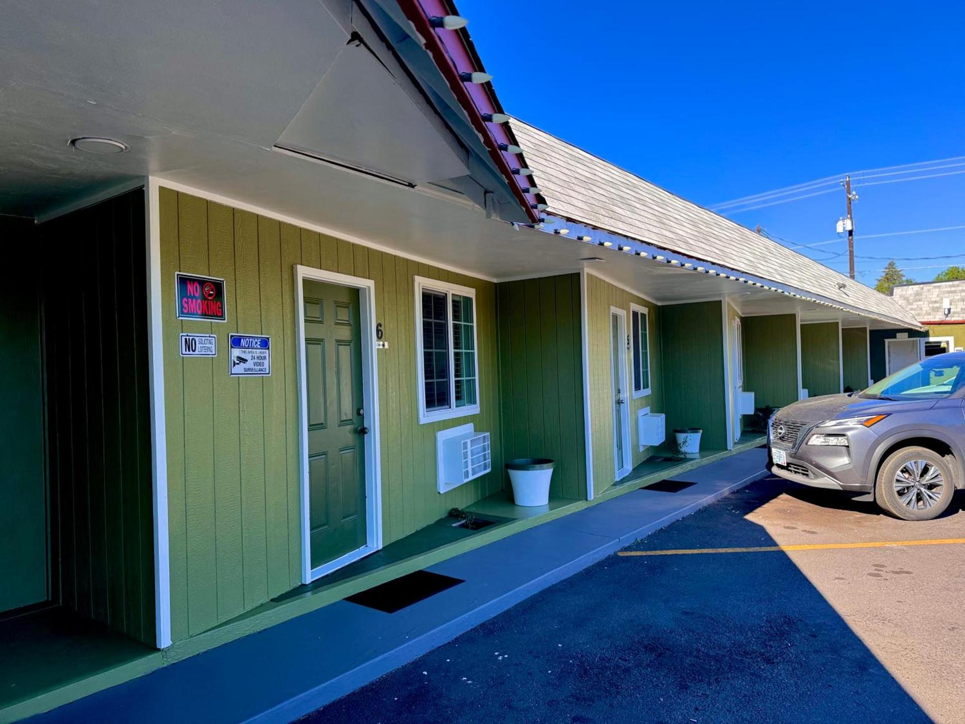 Chalet Motel - Affordable Stay in Central Bend photo 8
