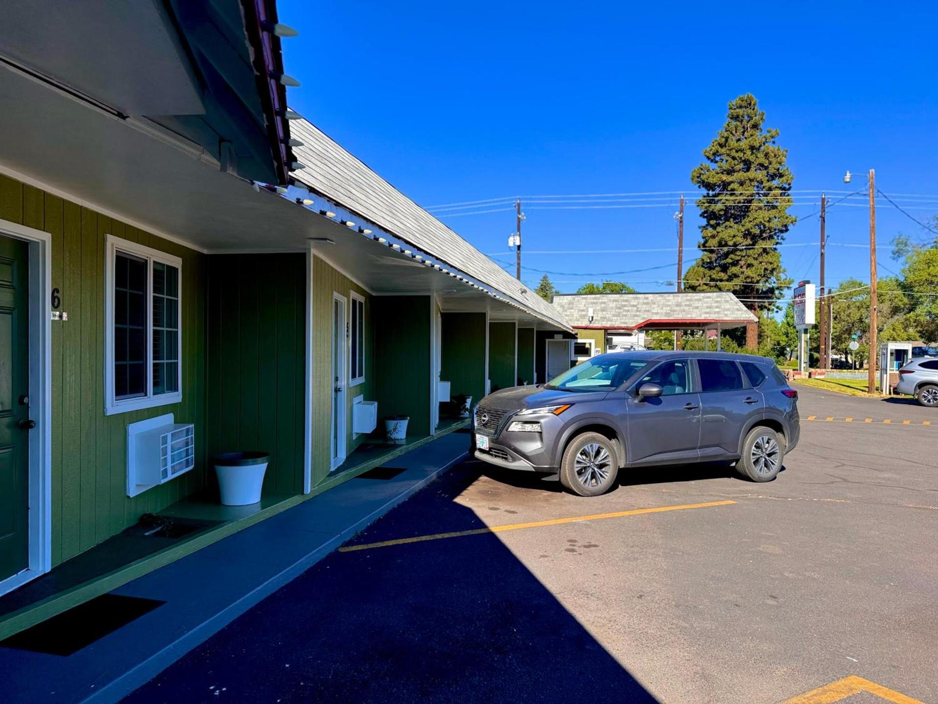 Chalet Motel - Affordable Stay in Central Bend photo 7