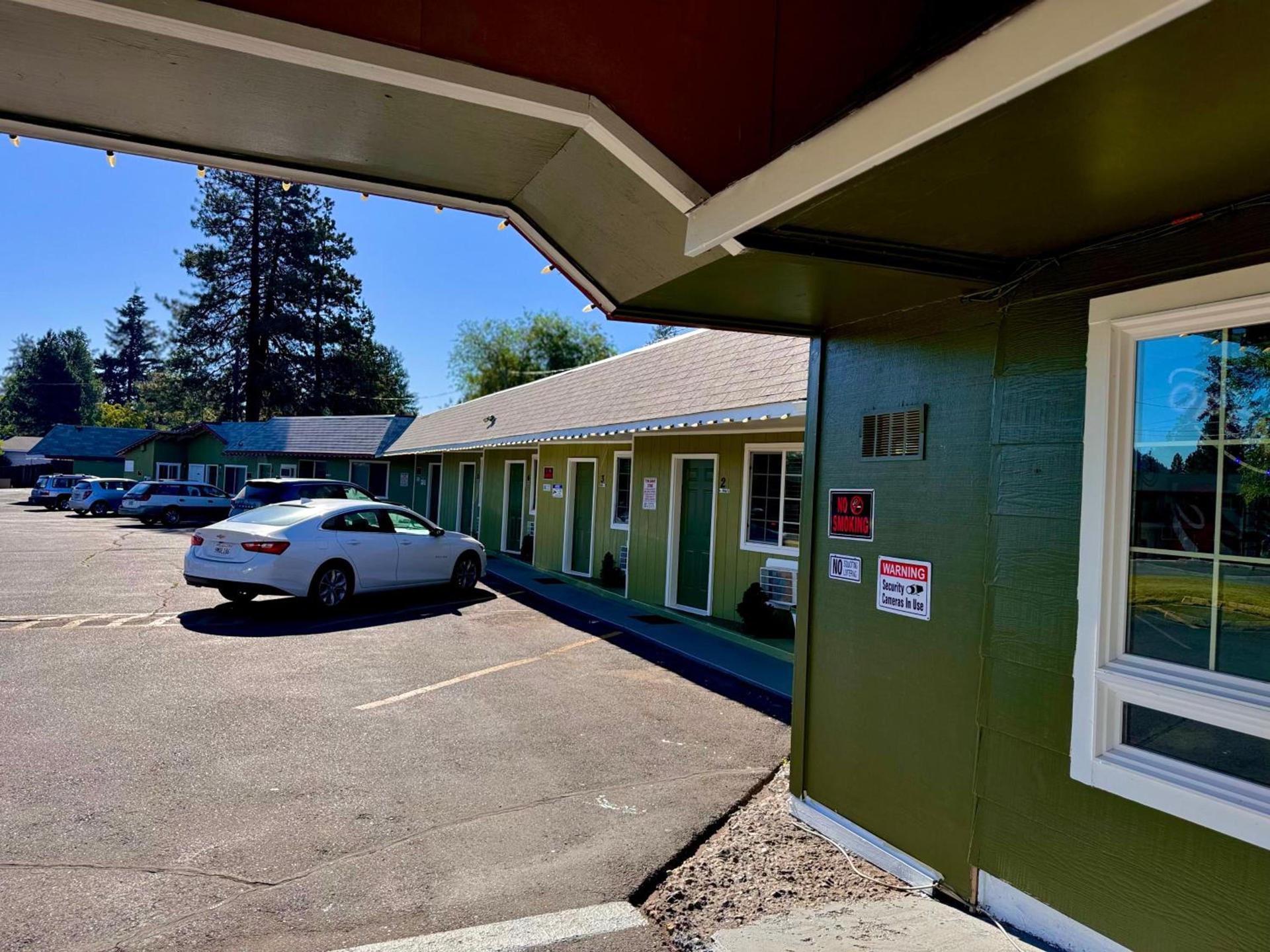Chalet Motel - Affordable Stay in Central Bend photo 2