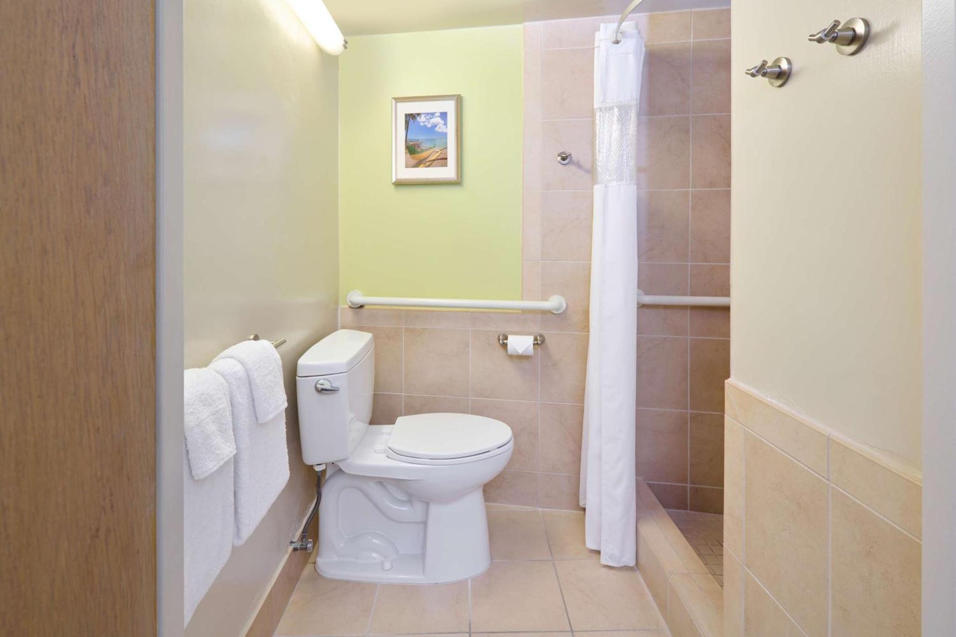 Waikiki Circle Hotel by Castle photo 22