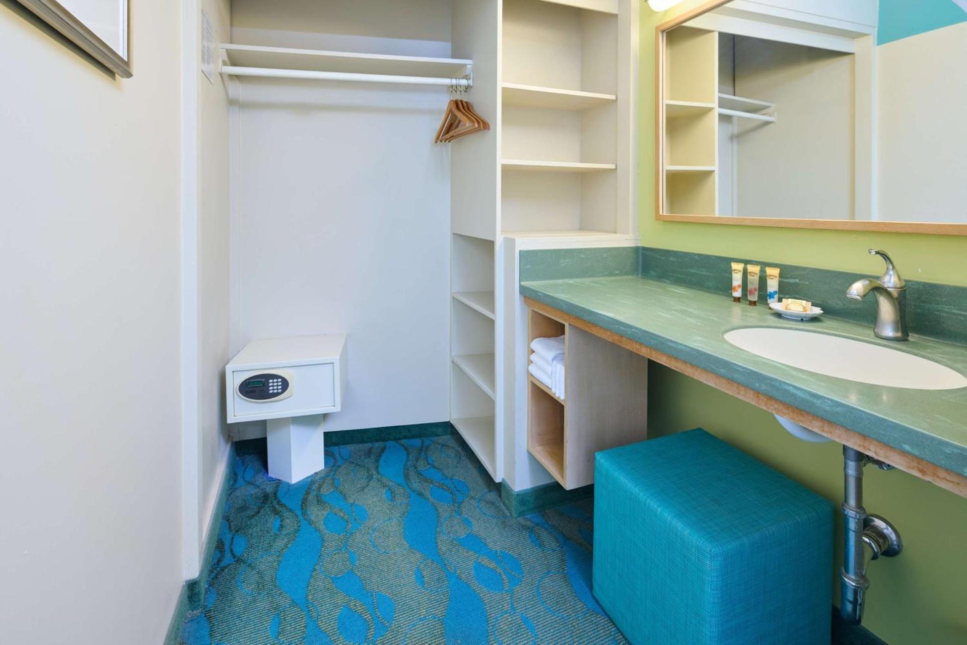 Waikiki Circle Hotel by Castle photo 23