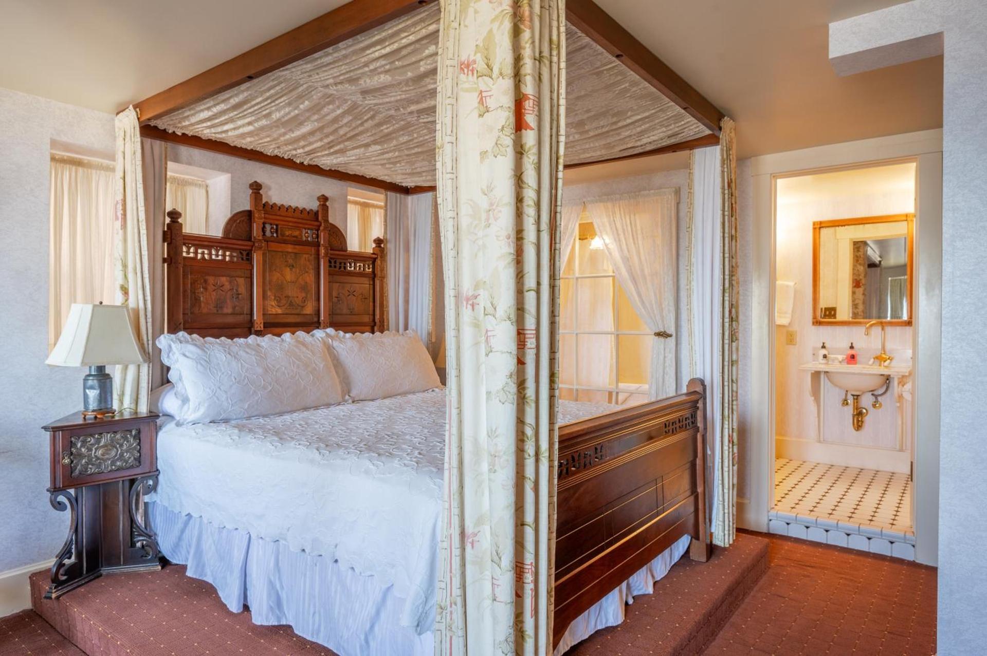 Martine Inn photo 65