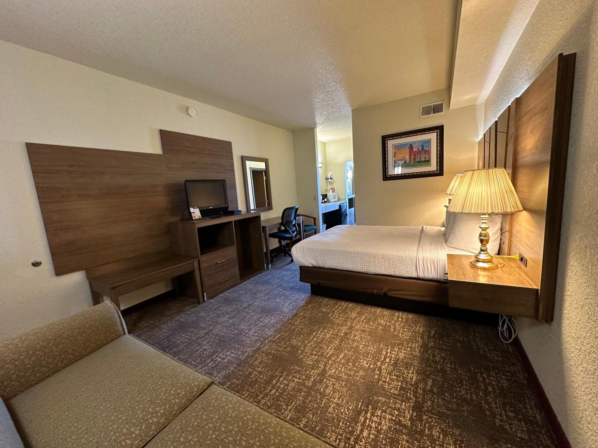 Mackinaw Beach and Bay Inn & Suites photo 28
