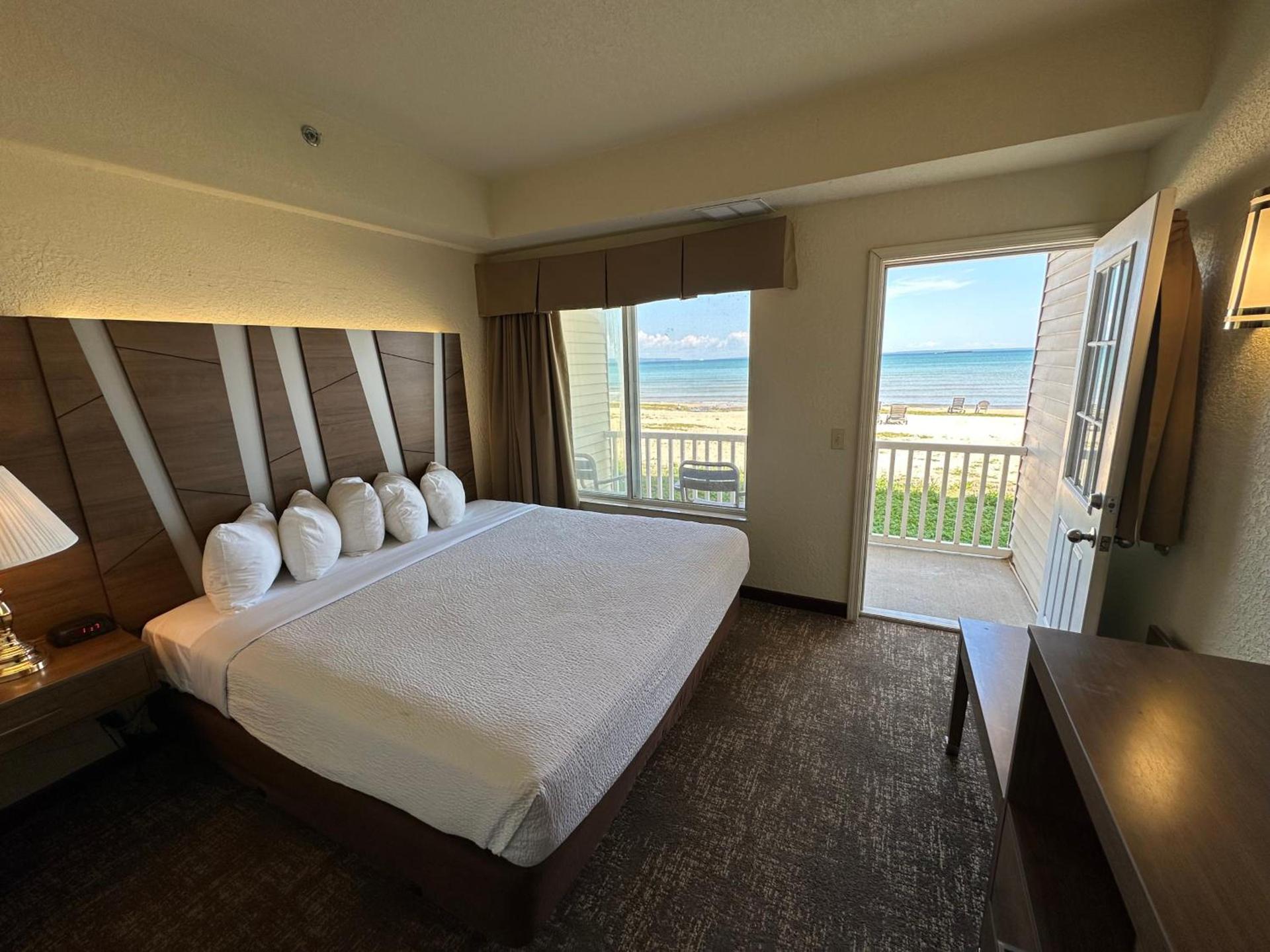 Mackinaw Beach and Bay Inn & Suites photo 8
