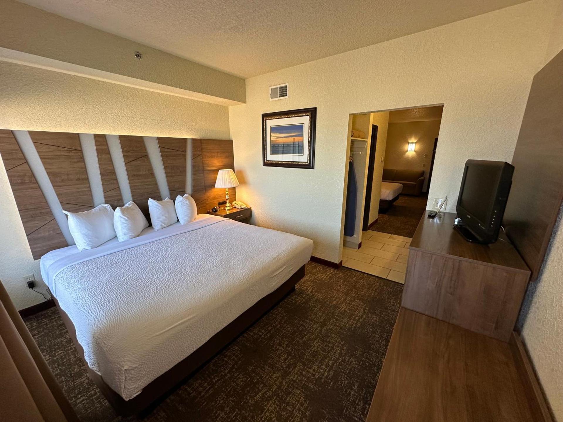 Mackinaw Beach and Bay Inn & Suites photo 5