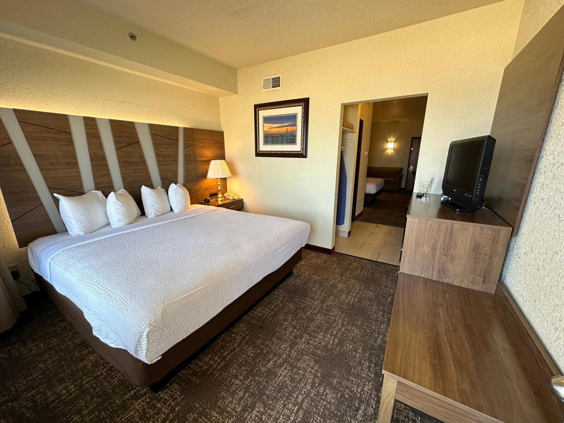 Mackinaw Beach and Bay Inn & Suites photo 6