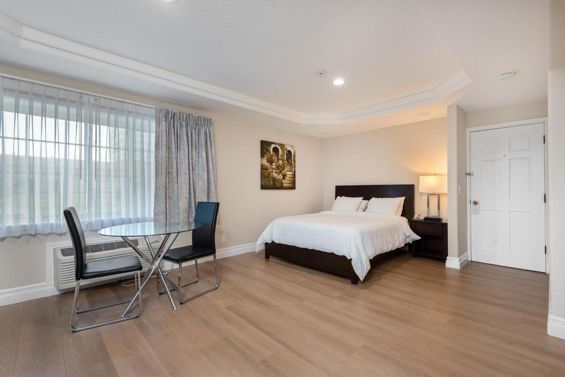 Wilshire Crest Hotel photo 14