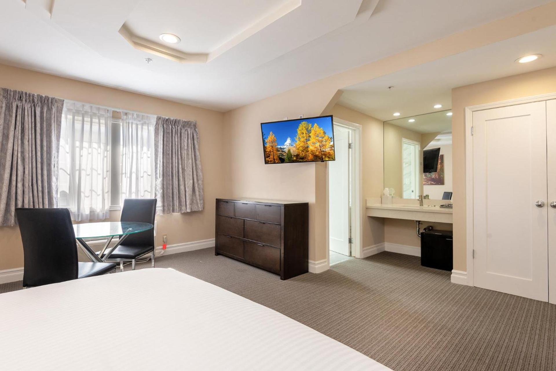 Wilshire Crest Hotel photo 15