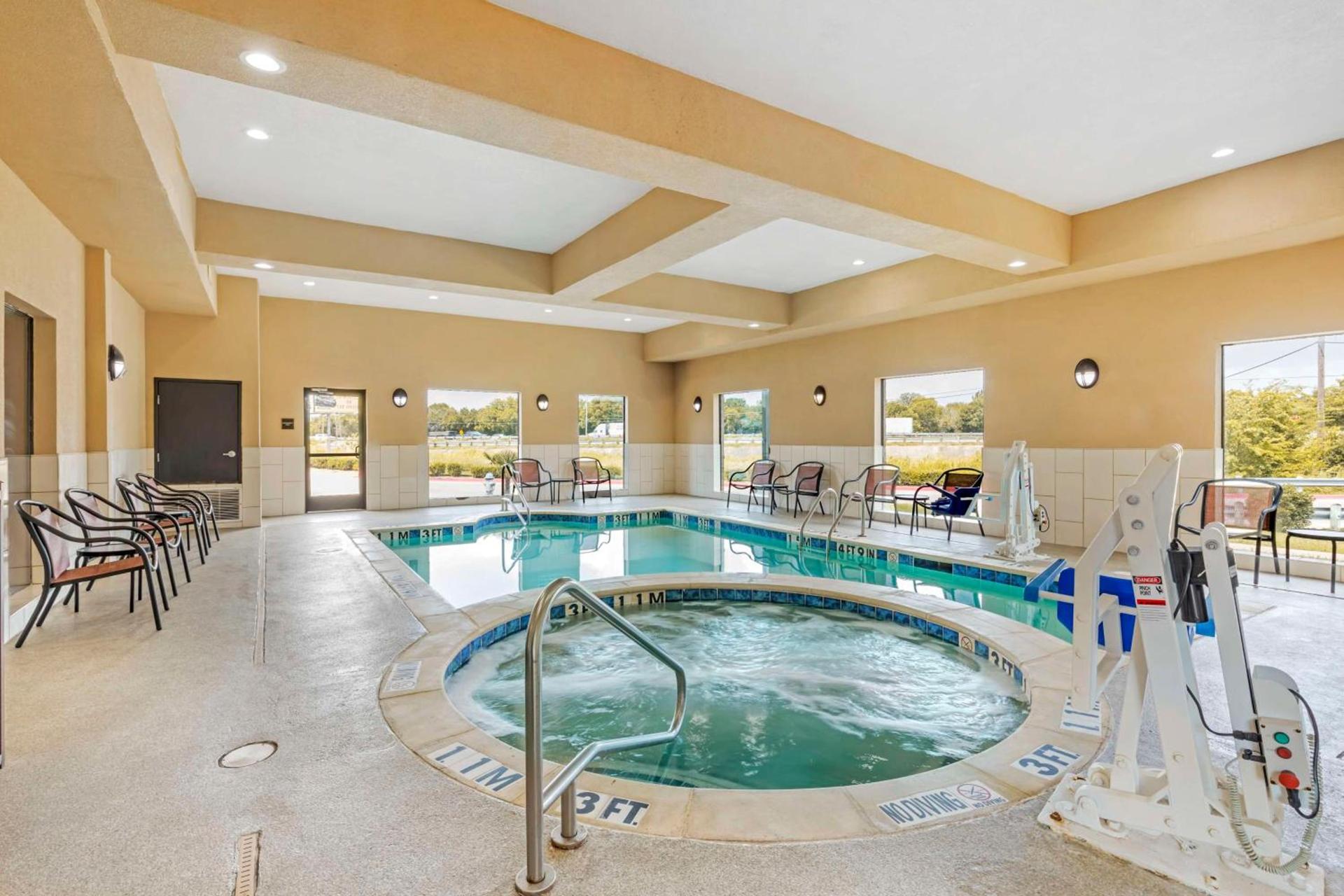 Best Western Plus Burleson Inn & Suites photo 2