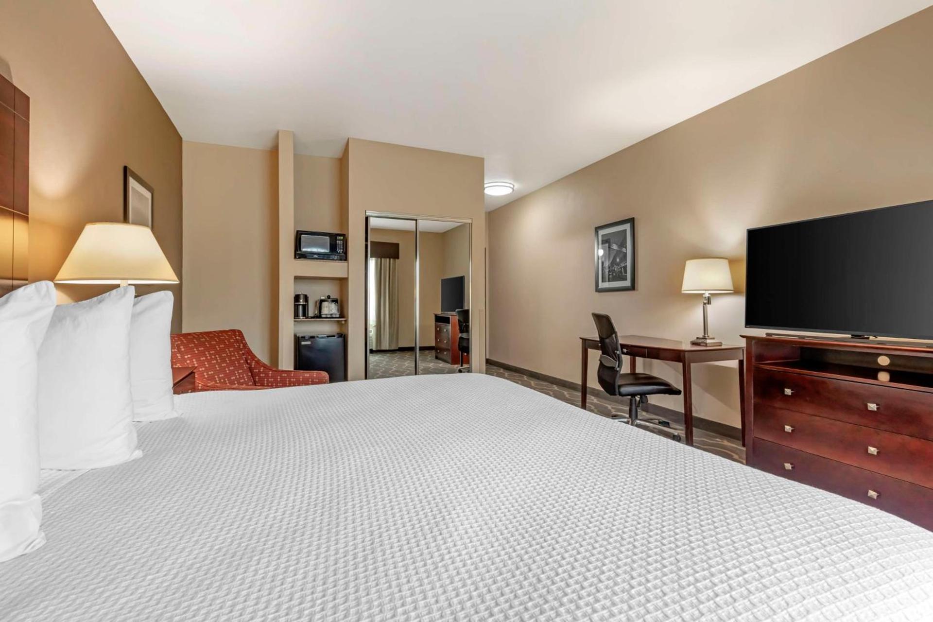 Best Western Plus Burleson Inn & Suites photo 10