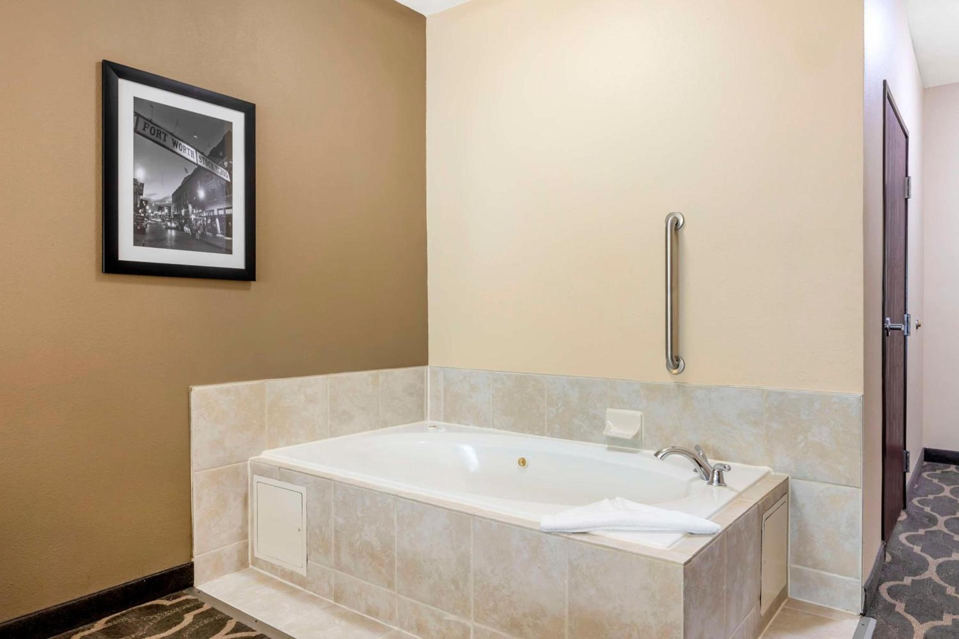 Best Western Plus Burleson Inn & Suites photo 28