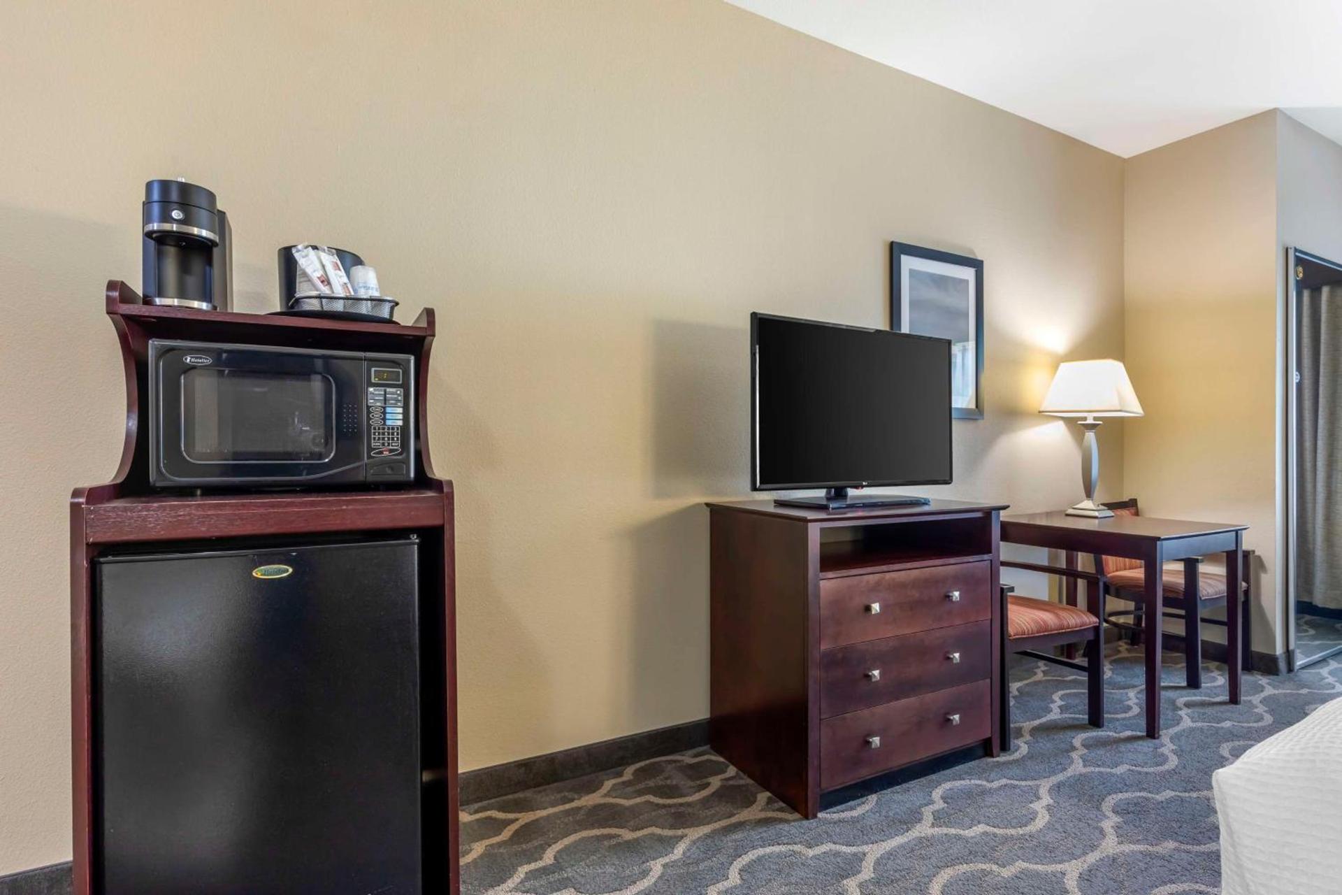 Best Western Plus Burleson Inn & Suites photo 27